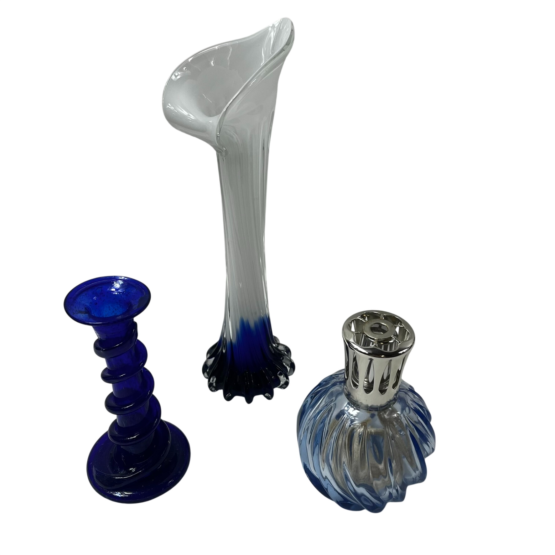 Lot décoration blanc et bleu. Une lampe berger un vase en verre soufflé style Murano en forme d'arum et un bougeoir en verre Très bon état - 53,00 € Lot décoration blanc et bleu. Une lampe berger un vase en verre soufflé style Murano en forme d'arum et un bougeoir en verre Très bon état reconditionné disponible sur Label Emmaüs