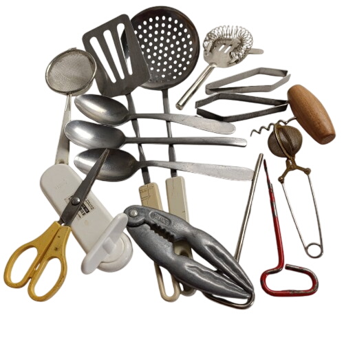 Acheter Lot divers ustensiles de cuisine avec égoutoir Bon état - 10,00 € Lot divers ustensiles de cuisine avec égoutoir Bon état reconditionné disponible sur Label Emmaüs