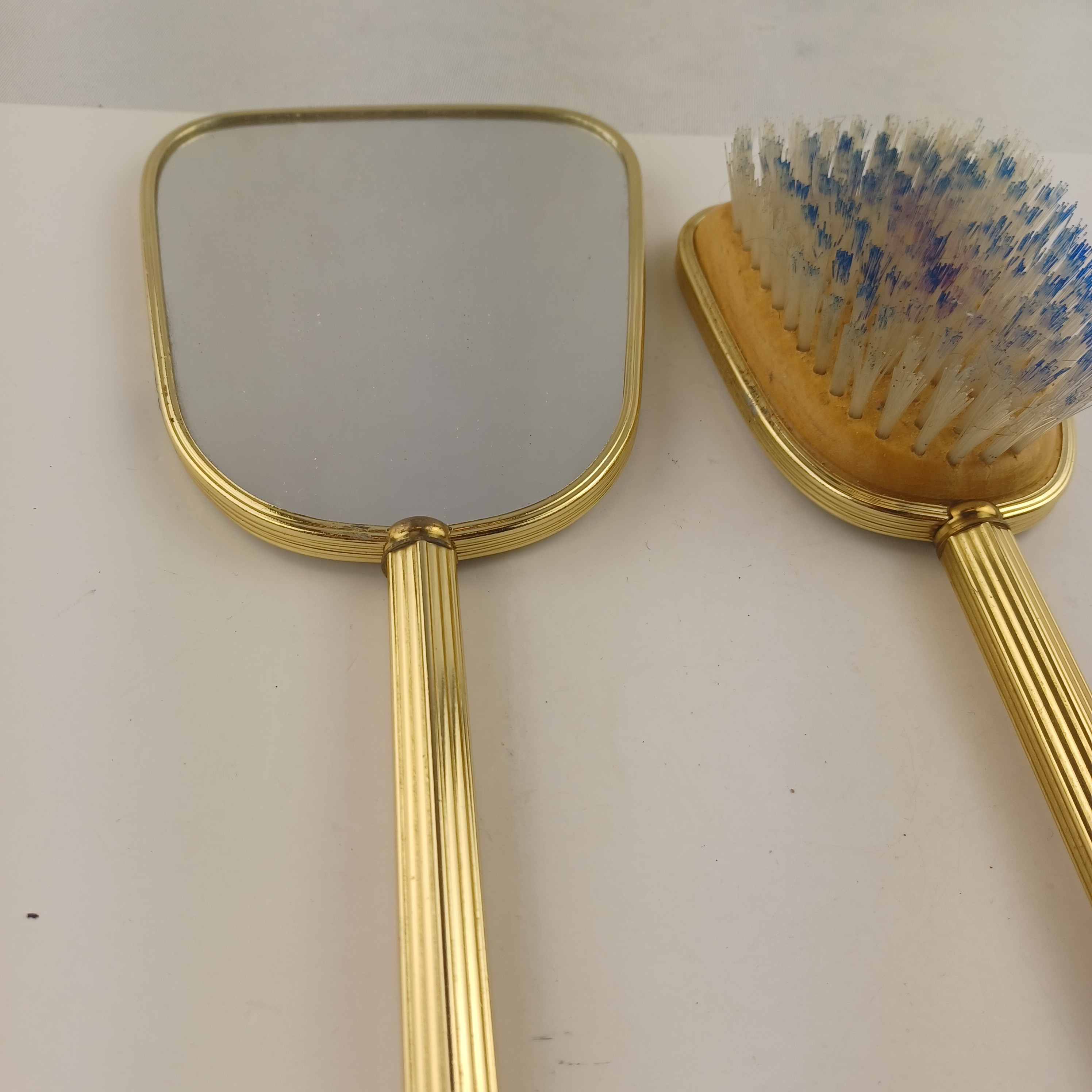 Voir photo 2 de Lot grand miroir à main de 16cm et brosse à cheveux avec poils en plastique, dos de fleurs brodées accordé Lot grand miroir à main de 16cm et brosse à cheveux avec poils en plastique, dos de fleurs brodées accordé Bon état reconditionné photo 2