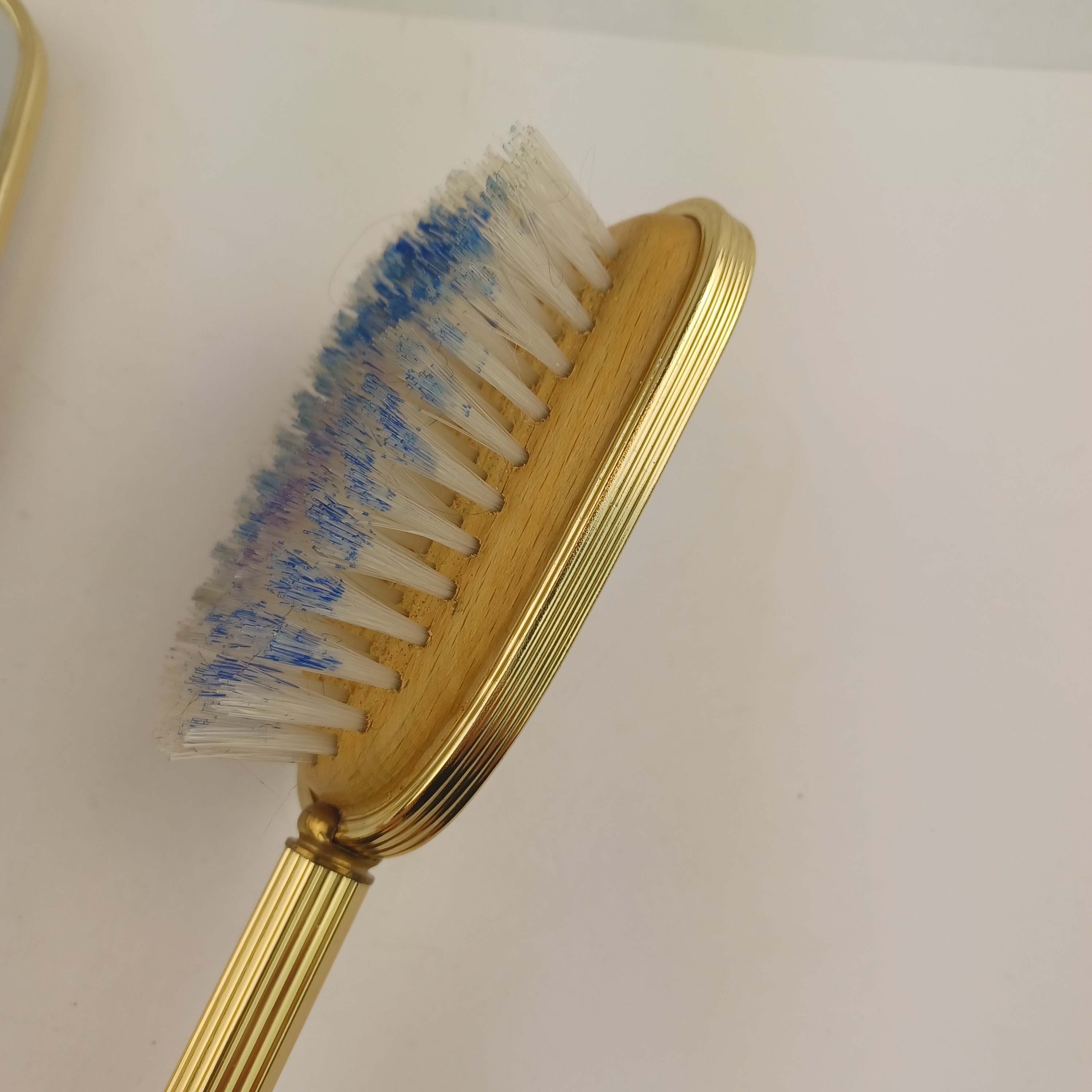 Voir photo 3 de Lot grand miroir à main de 16cm et brosse à cheveux avec poils en plastique, dos de fleurs brodées accordé Lot grand miroir à main de 16cm et brosse à cheveux avec poils en plastique, dos de fleurs brodées accordé Bon état reconditionné photo 3