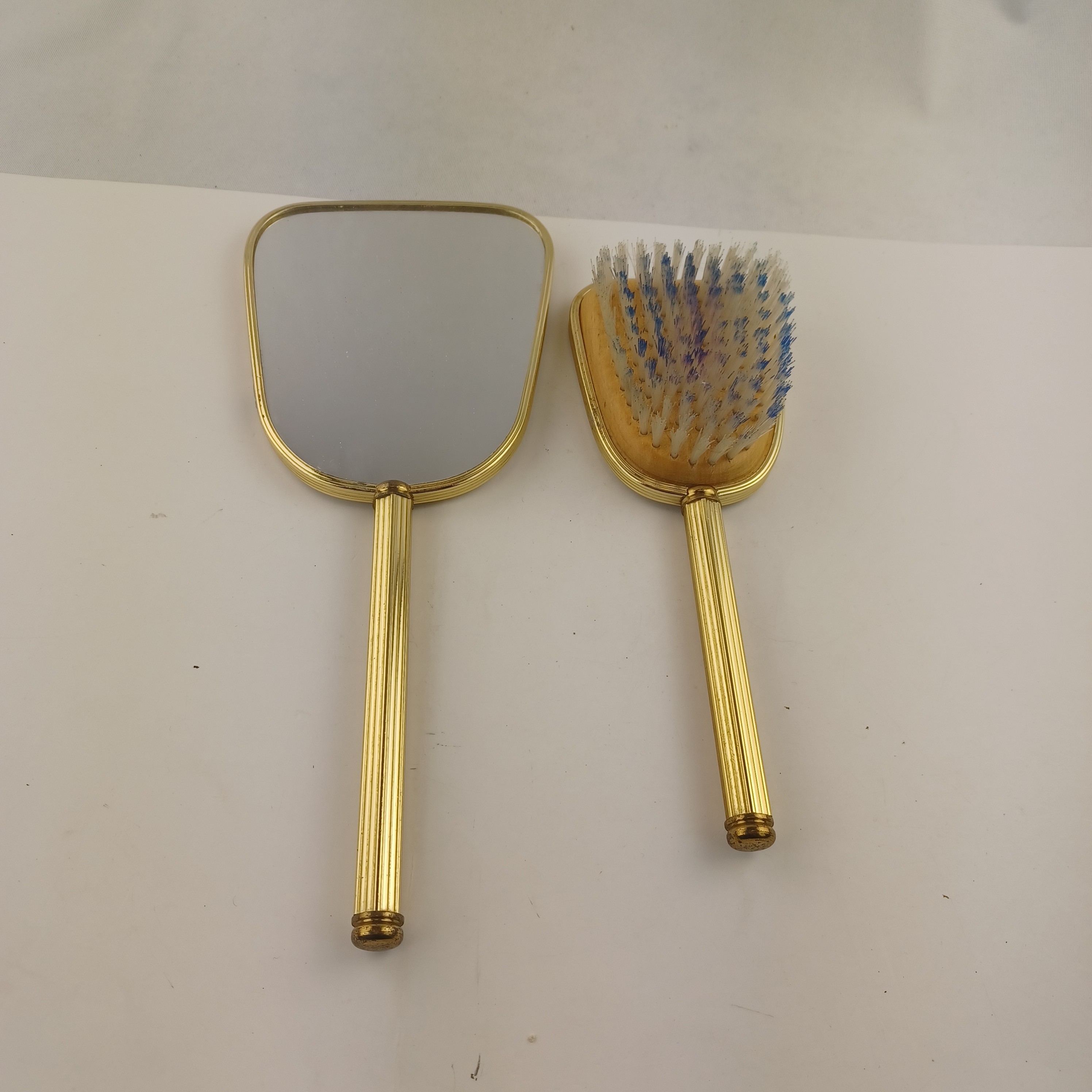 Voir photo 4 de Lot grand miroir à main de 16cm et brosse à cheveux avec poils en plastique, dos de fleurs brodées accordé Lot grand miroir à main de 16cm et brosse à cheveux avec poils en plastique, dos de fleurs brodées accordé Bon état reconditionné photo 4