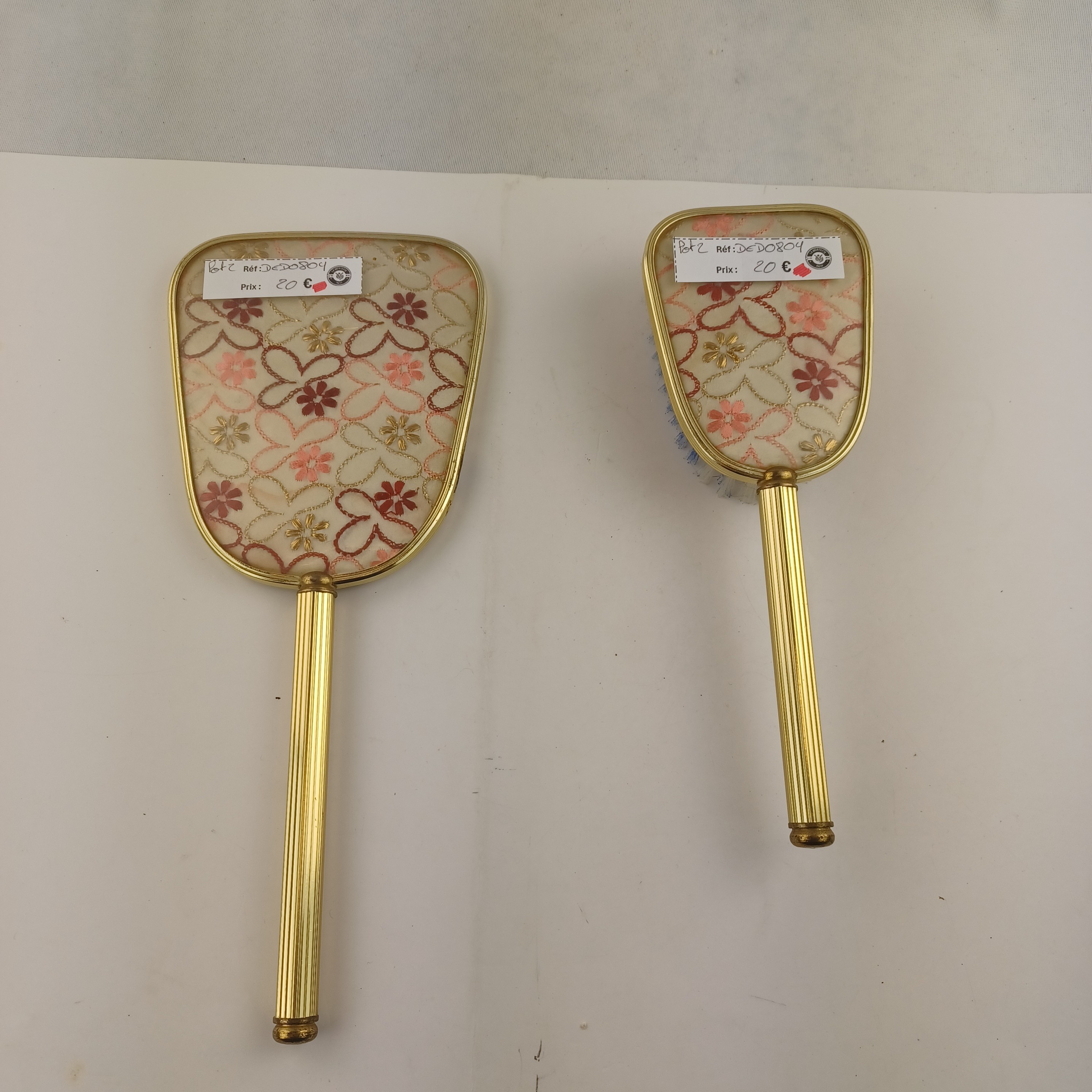 Voir photo 5 de Lot grand miroir à main de 16cm et brosse à cheveux avec poils en plastique, dos de fleurs brodées accordé Lot grand miroir à main de 16cm et brosse à cheveux avec poils en plastique, dos de fleurs brodées accordé Bon état reconditionné photo 5