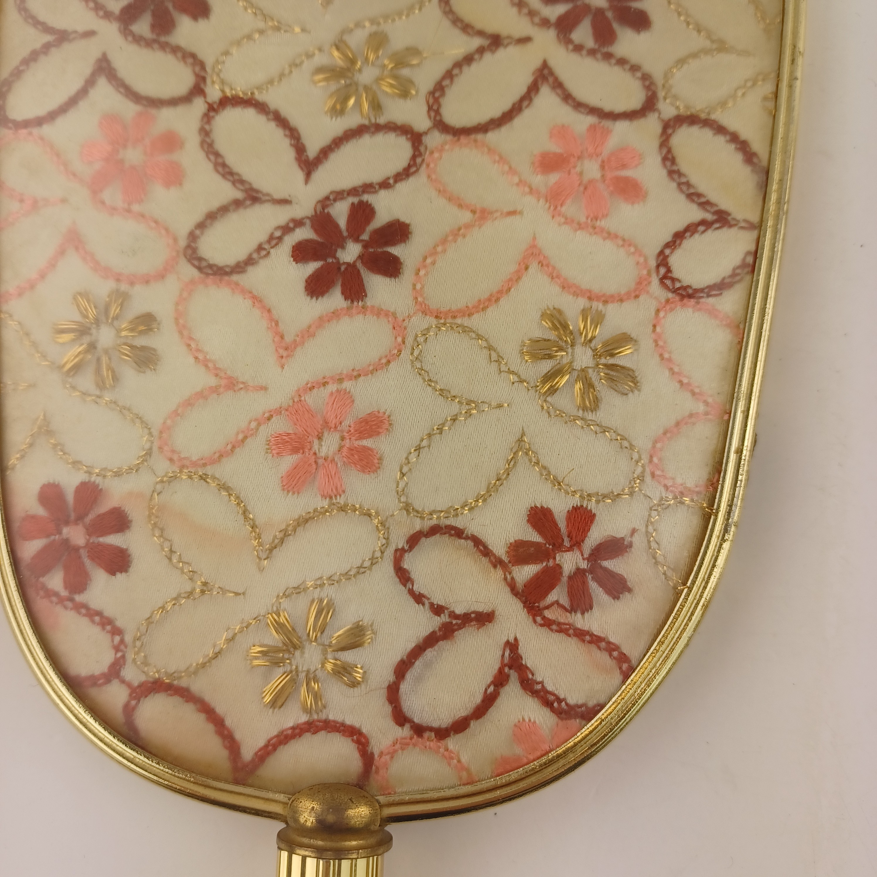 Voir photo 6 de Lot grand miroir à main de 16cm et brosse à cheveux avec poils en plastique, dos de fleurs brodées accordé Lot grand miroir à main de 16cm et brosse à cheveux avec poils en plastique, dos de fleurs brodées accordé Bon état reconditionné photo 6