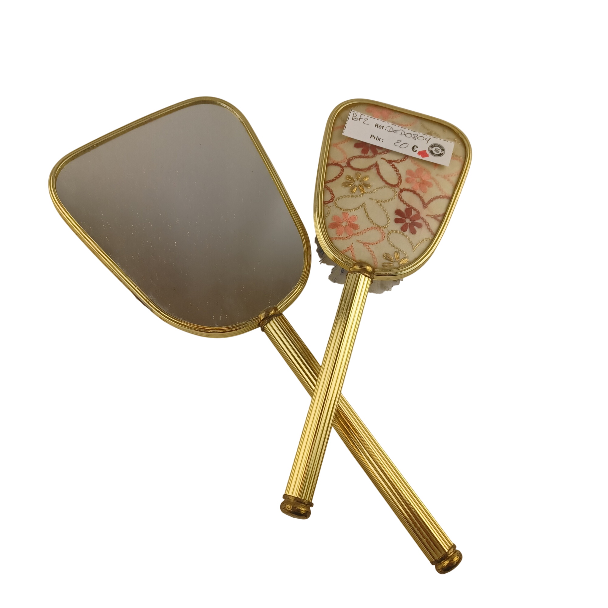 Lot grand miroir à main de 16cm et brosse à cheveux avec poils en plastique, dos de fleurs brodées accordé Bon état - 20,00 € Lot grand miroir à main de 16cm et brosse à cheveux avec poils en plastique, dos de fleurs brodées accordé Bon état reconditionné disponible sur Label Emmaüs
