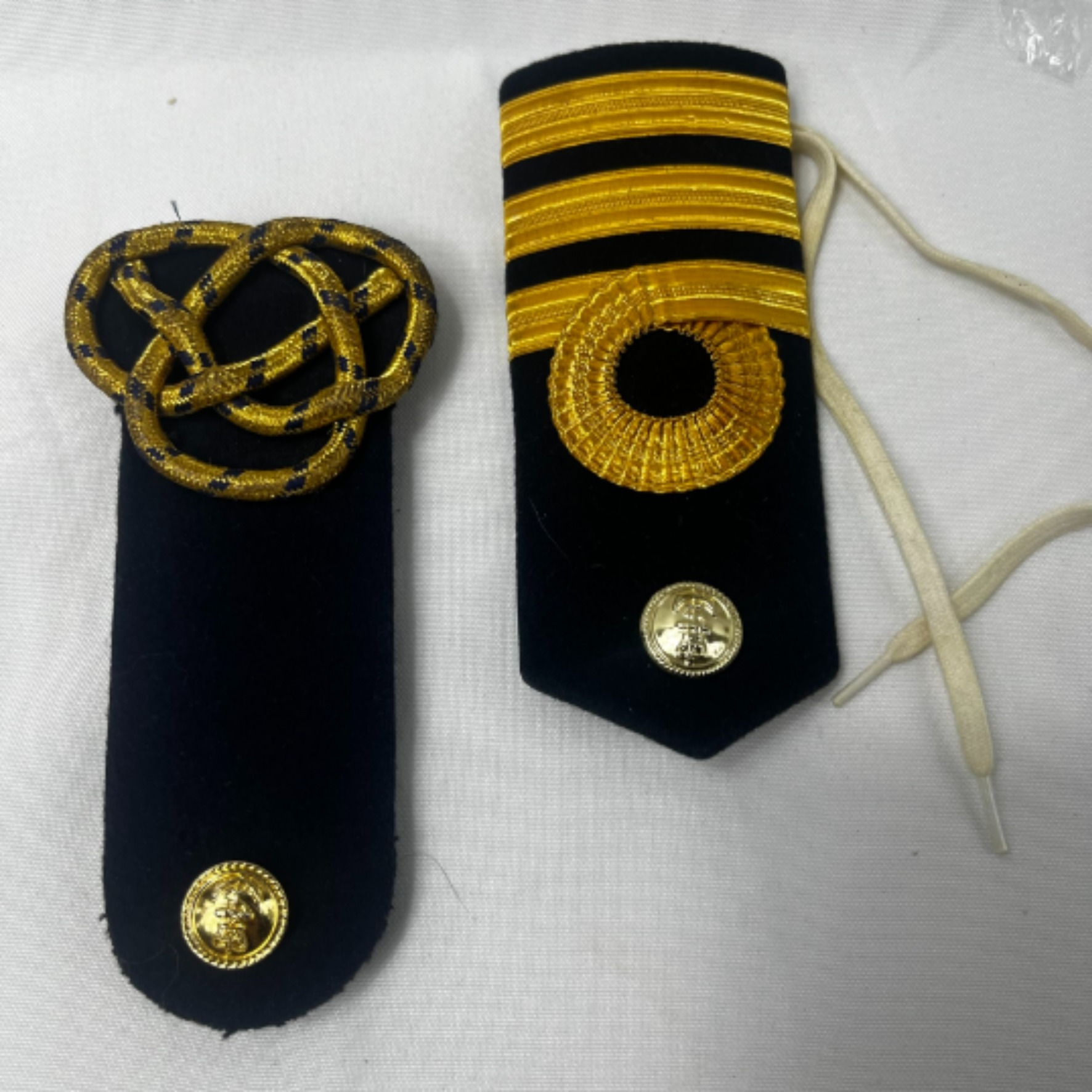 Voir photo 3 de Lot militaire . Marine officier . Aiguillette de cérémonie épaulettes galons commandant, capitaine Lot militaire . Marine officier . Aiguillette de cérémonie épaulettes galons commandant, capitaine Très bon état reconditionné photo 3