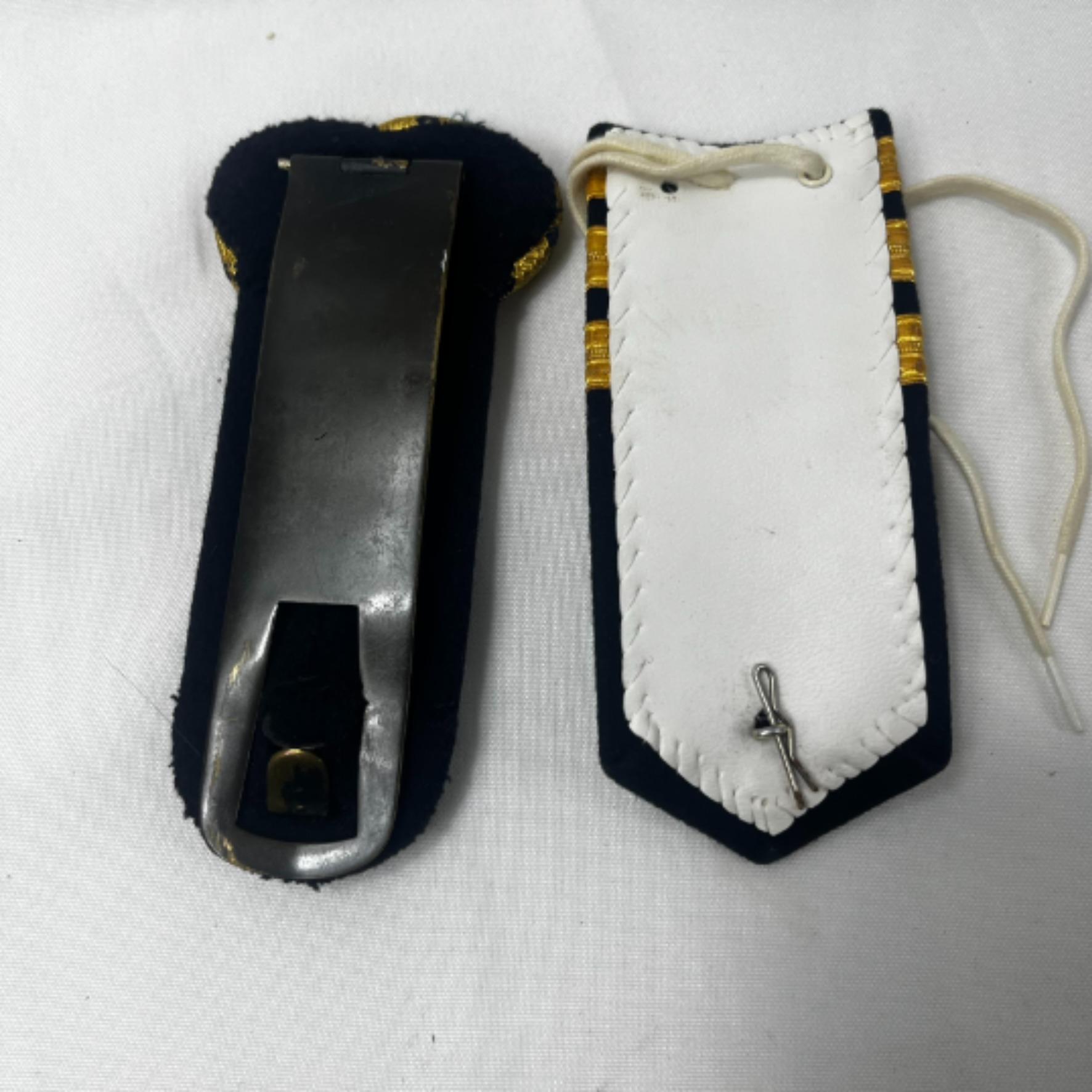 Voir photo 4 de Lot militaire . Marine officier . Aiguillette de cérémonie épaulettes galons commandant, capitaine Lot militaire . Marine officier . Aiguillette de cérémonie épaulettes galons commandant, capitaine Très bon état reconditionné photo 4