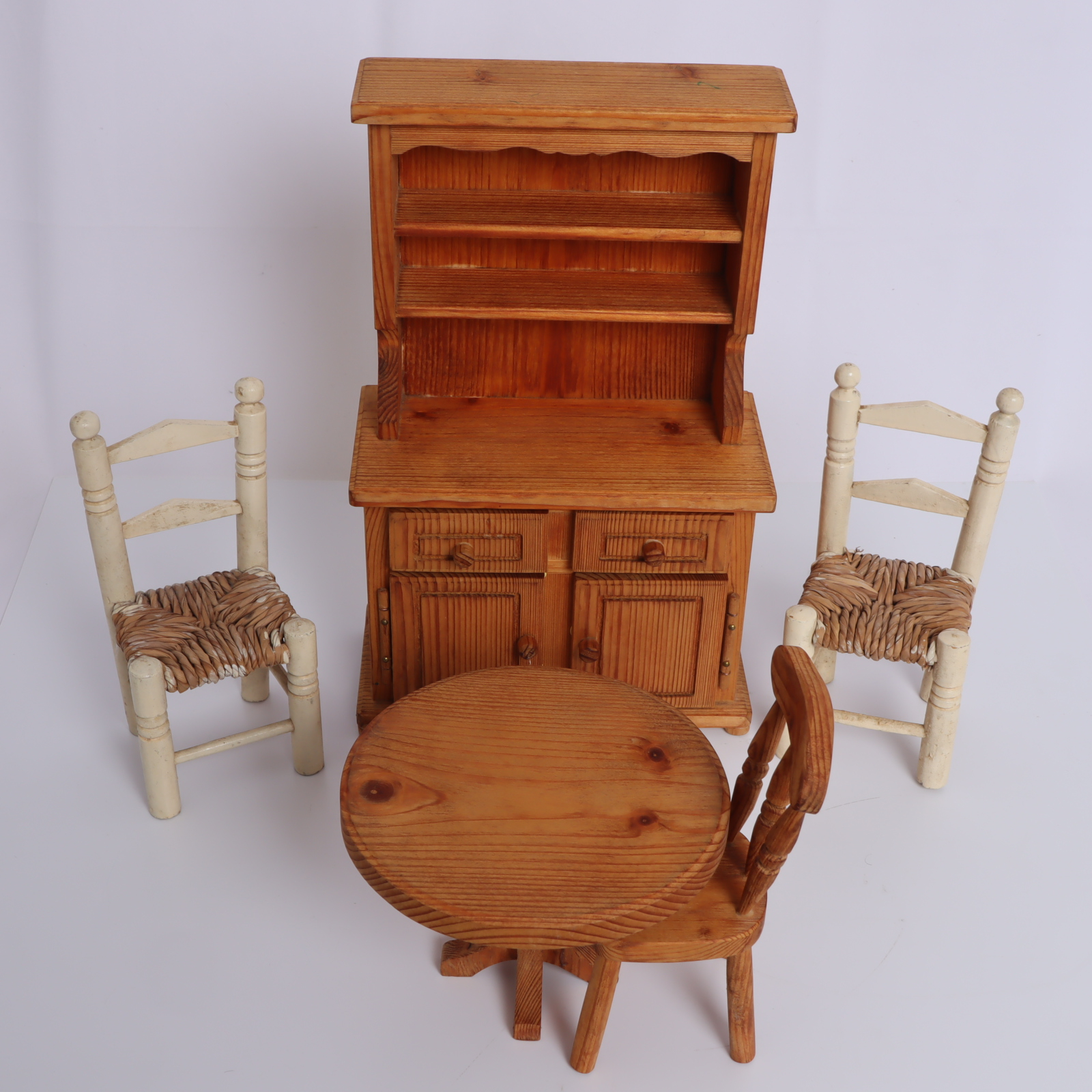 Voir photo 2 de Lot mobilier miniature : Buffet, Table et 3 Chaises Lot mobilier miniature : Buffet, Table et 3 Chaises Bon état reconditionné photo 2
