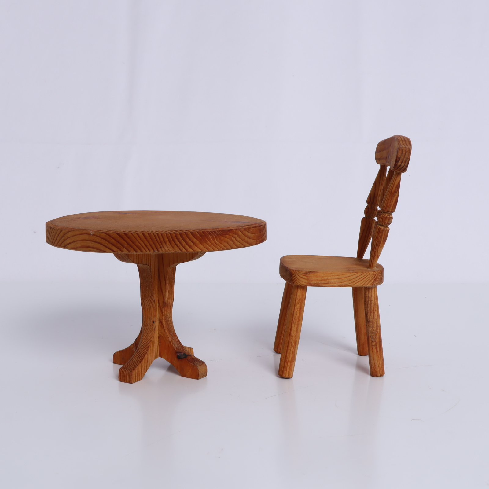 Voir photo 6 de Lot mobilier miniature : Buffet, Table et 3 Chaises Lot mobilier miniature : Buffet, Table et 3 Chaises Bon état reconditionné photo 6