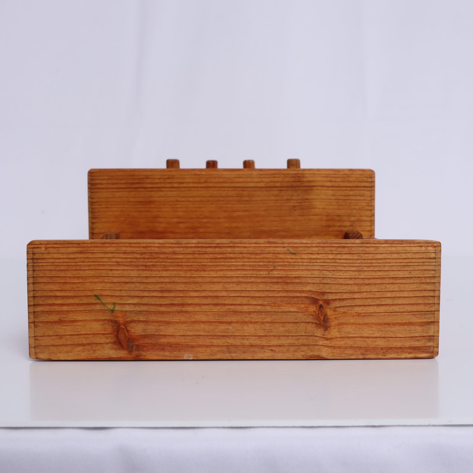 Voir photo 8 de Lot mobilier miniature : Buffet, Table et 3 Chaises Lot mobilier miniature : Buffet, Table et 3 Chaises Bon état reconditionné photo 8