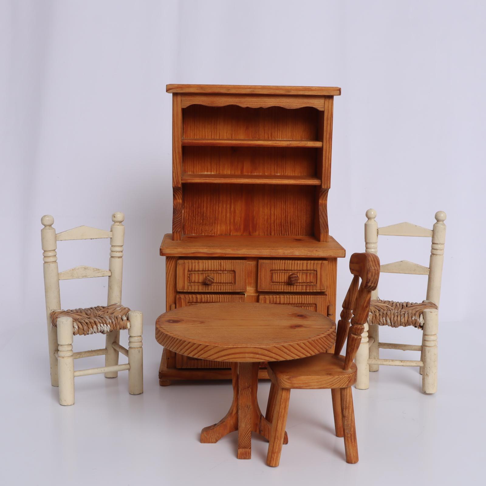 Lot mobilier miniature : Buffet, Table et 3 Chaises Bon état - 14,50 € Lot mobilier miniature : Buffet, Table et 3 Chaises Bon état reconditionné disponible sur Label Emmaüs