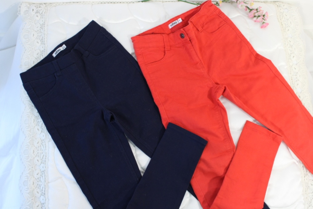 Lot Pantalons Fille Rouge & Bleu Marine GEMO Taille 8 ans Très bon état - 10,50 € Lot Pantalons Fille Rouge & Bleu Marine GEMO Taille 8 ans Très bon état reconditionné disponible sur Label Emmaüs