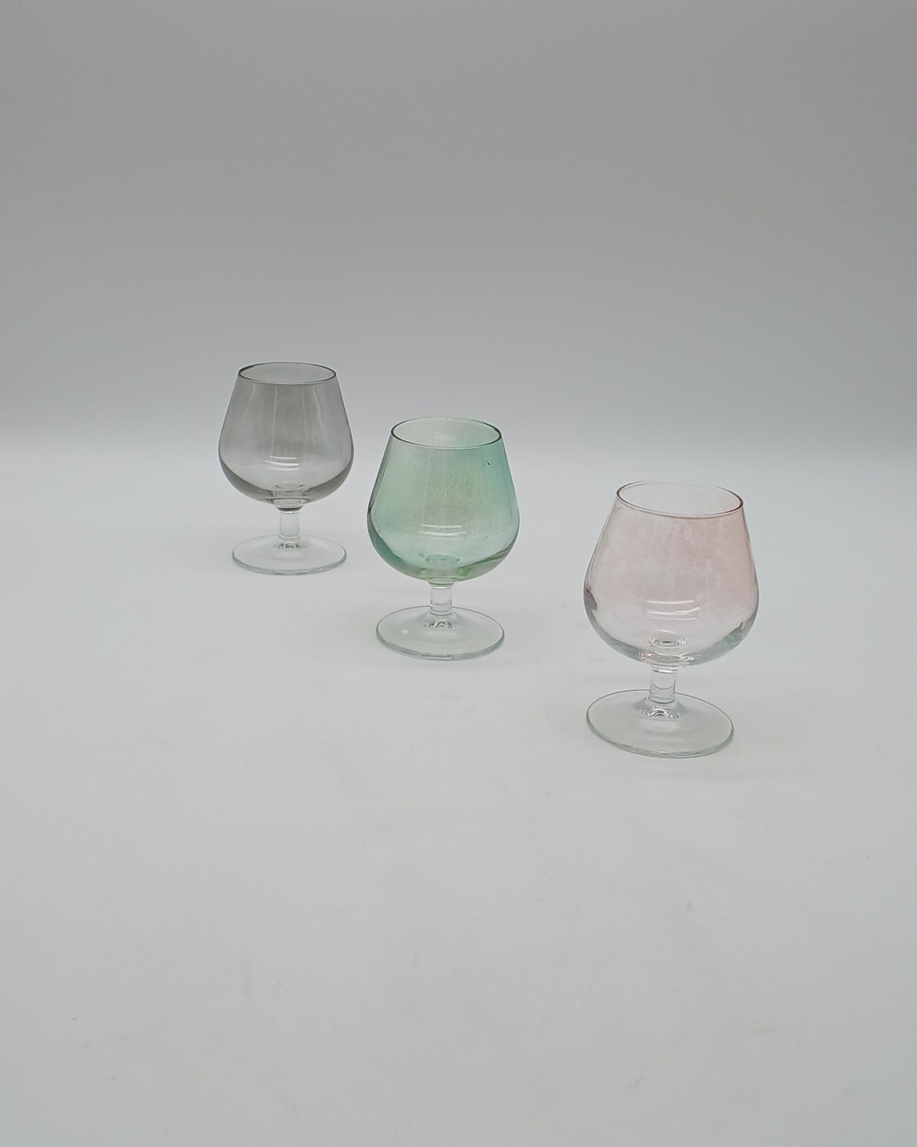 Voir photo 17 de Lot petite tablée - Vin : verres à vin colorés irisés - porte bouteille en métal tressé - et vase Lot petite tablée - Vin : verres à vin colorés irisés - porte bouteille en métal tressé - et vase Très bon état reconditionné photo 17