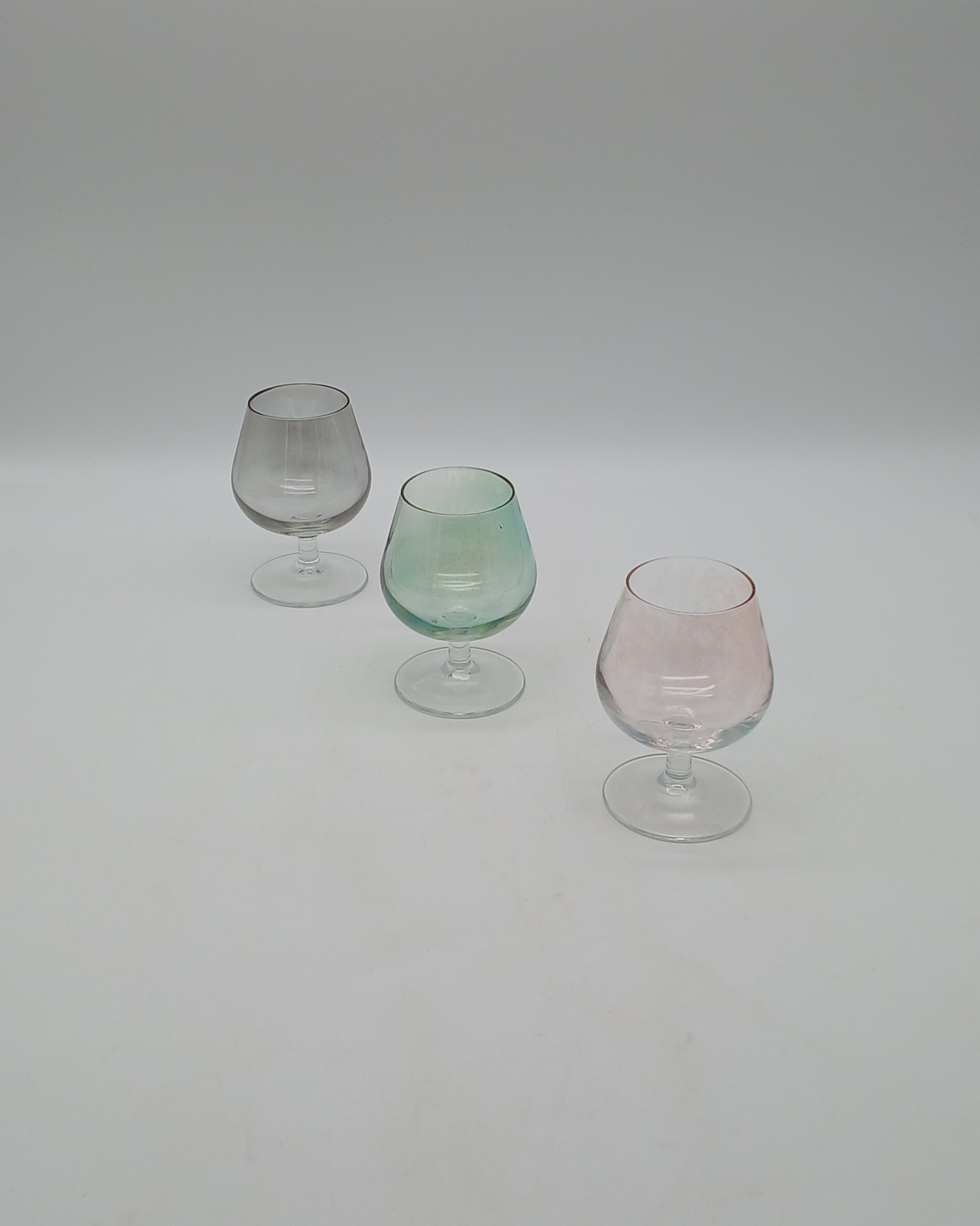 Voir photo 18 de Lot petite tablée - Vin : verres à vin colorés irisés - porte bouteille en métal tressé - et vase Lot petite tablée - Vin : verres à vin colorés irisés - porte bouteille en métal tressé - et vase Très bon état reconditionné photo 18