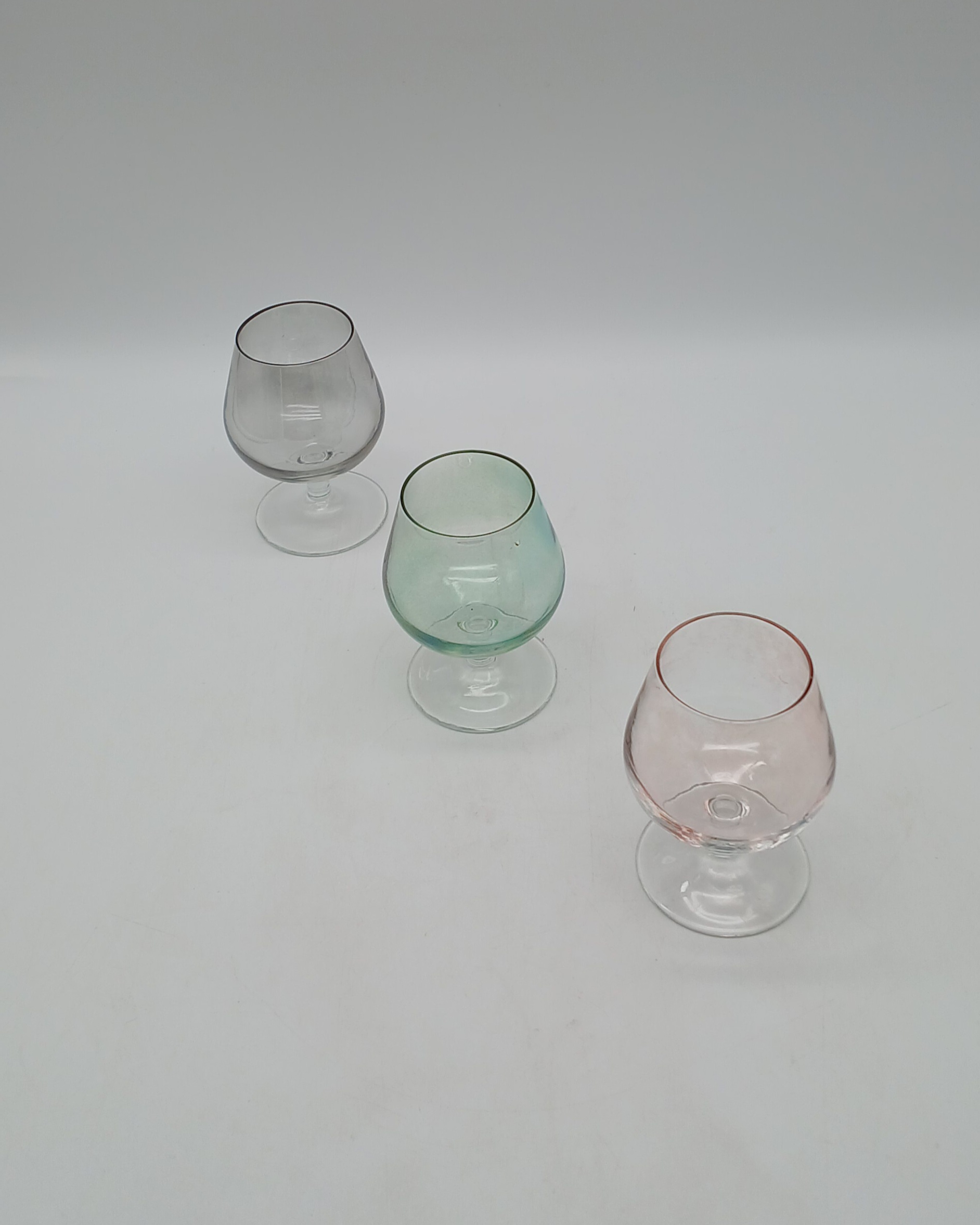 Voir photo 19 de Lot petite tablée - Vin : verres à vin colorés irisés - porte bouteille en métal tressé - et vase Lot petite tablée - Vin : verres à vin colorés irisés - porte bouteille en métal tressé - et vase Très bon état reconditionné photo 19