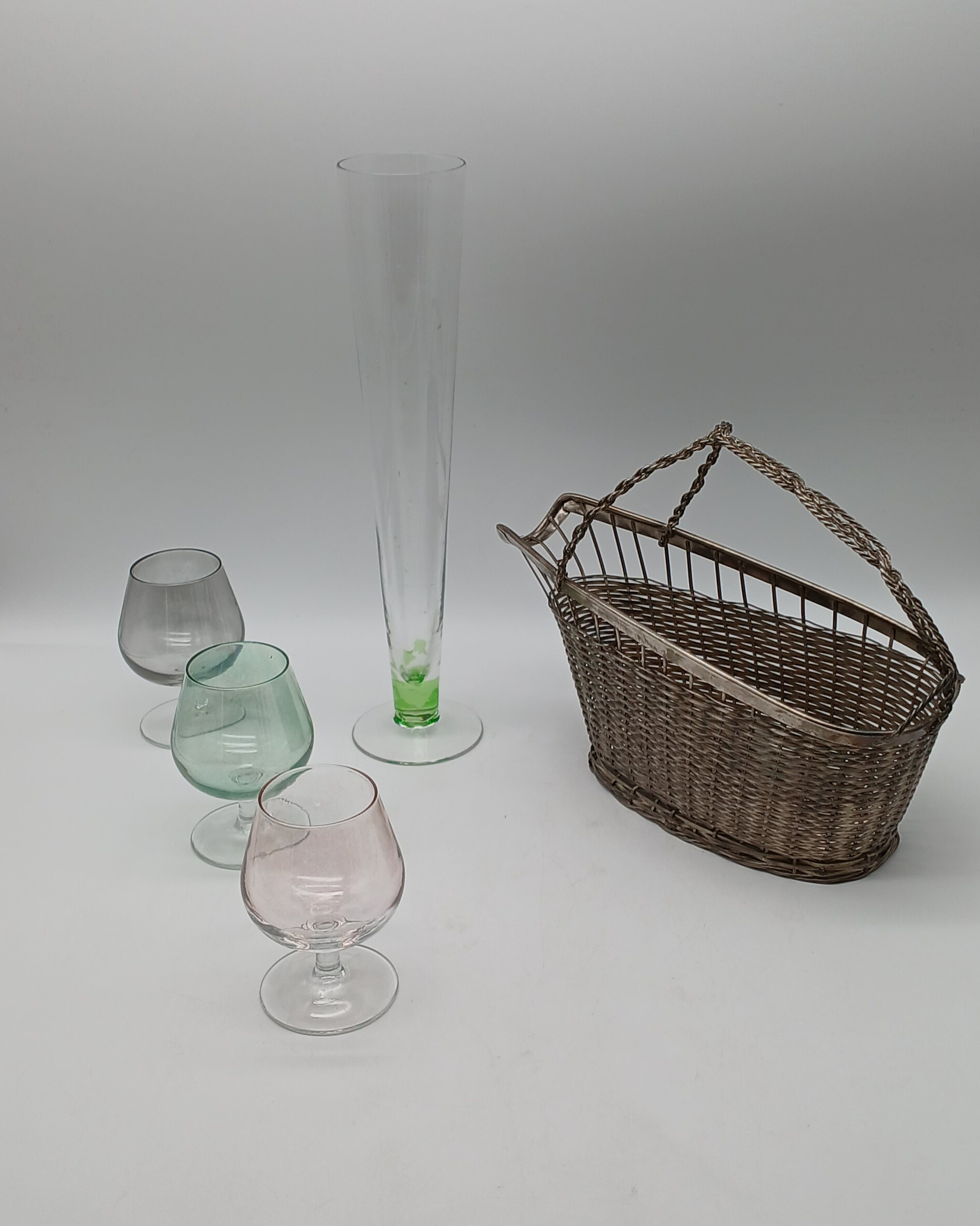 Voir photo 2 de Lot petite tablée - Vin : verres à vin colorés irisés - porte bouteille en métal tressé - et vase Lot petite tablée - Vin : verres à vin colorés irisés - porte bouteille en métal tressé - et vase Très bon état reconditionné photo 2
