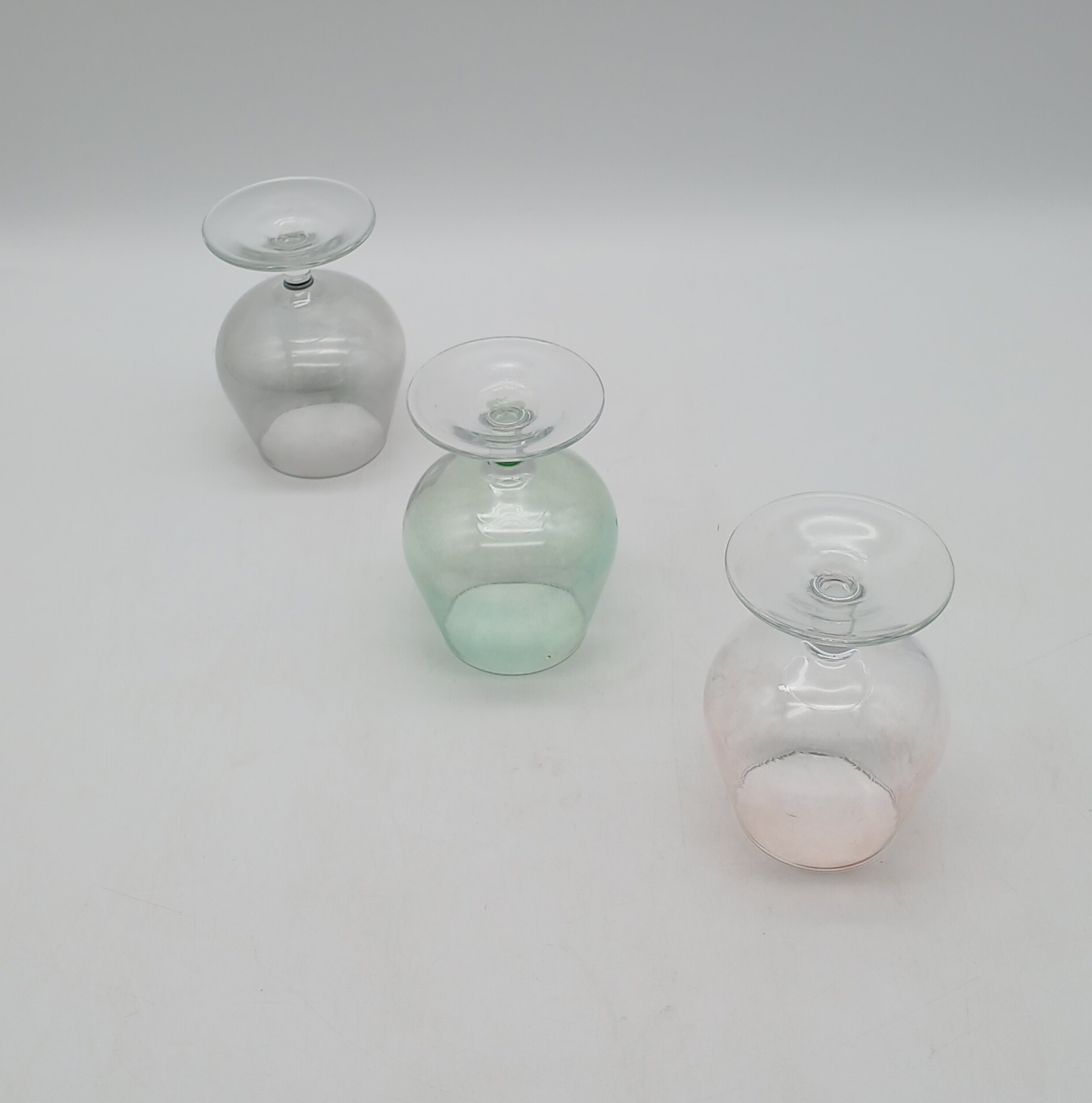 Voir photo 20 de Lot petite tablée - Vin : verres à vin colorés irisés - porte bouteille en métal tressé - et vase Lot petite tablée - Vin : verres à vin colorés irisés - porte bouteille en métal tressé - et vase Très bon état reconditionné photo 20