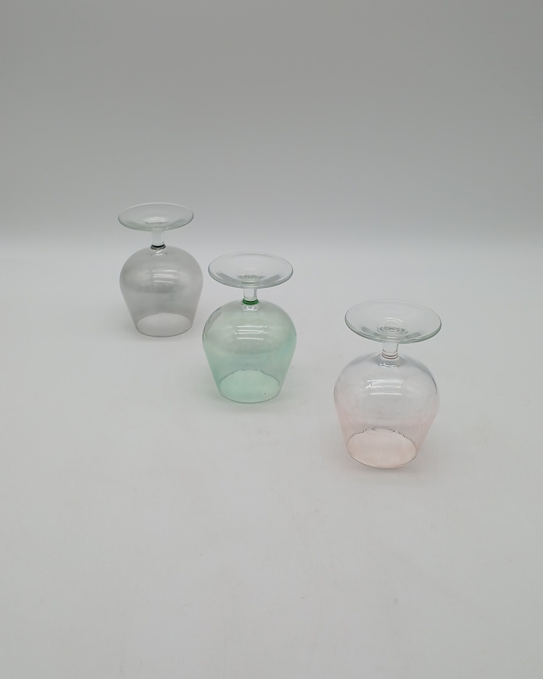 Voir photo 21 de Lot petite tablée - Vin : verres à vin colorés irisés - porte bouteille en métal tressé - et vase Lot petite tablée - Vin : verres à vin colorés irisés - porte bouteille en métal tressé - et vase Très bon état reconditionné photo 21