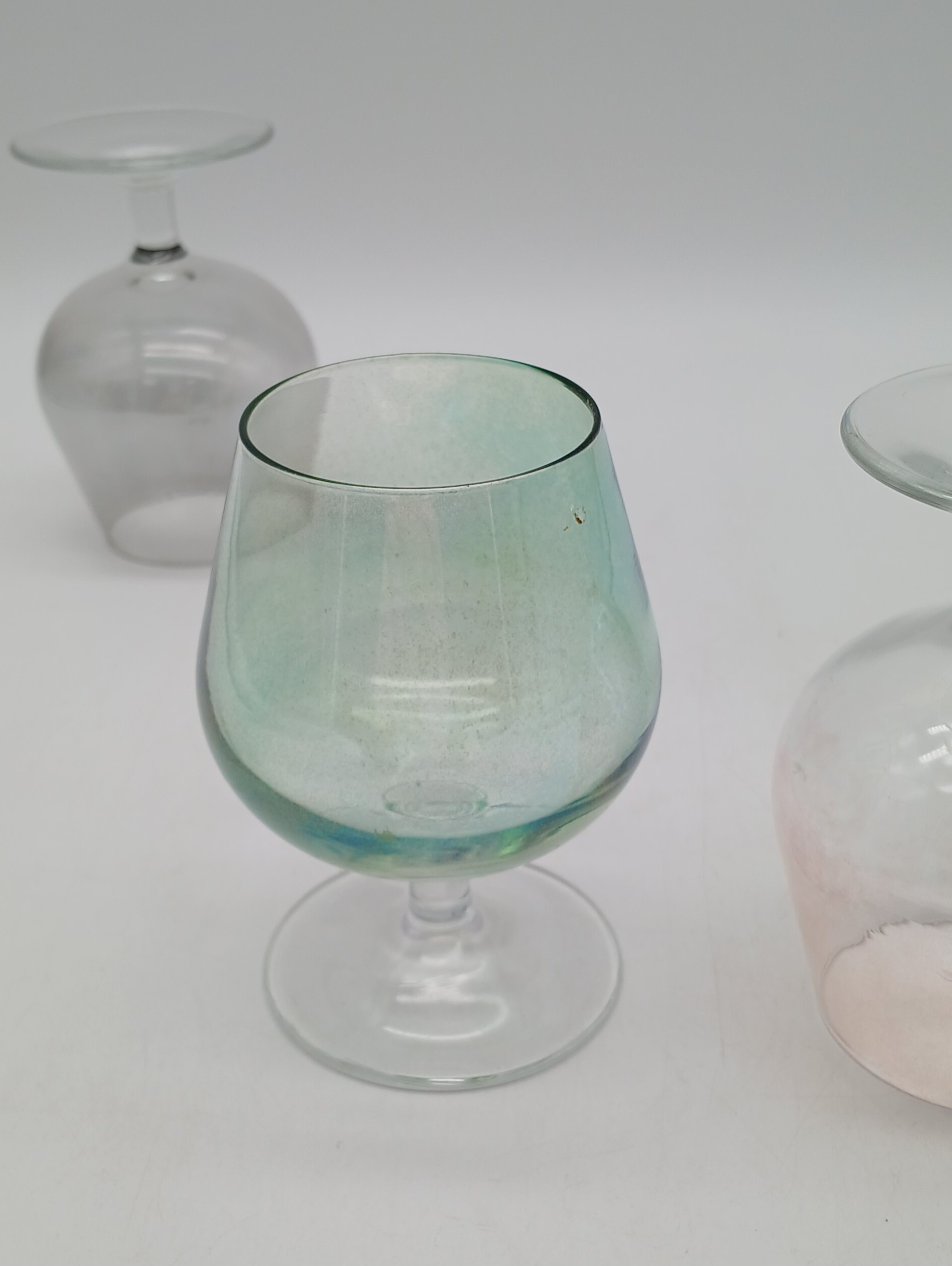 Voir photo 23 de Lot petite tablée - Vin : verres à vin colorés irisés - porte bouteille en métal tressé - et vase Lot petite tablée - Vin : verres à vin colorés irisés - porte bouteille en métal tressé - et vase Très bon état reconditionné photo 23