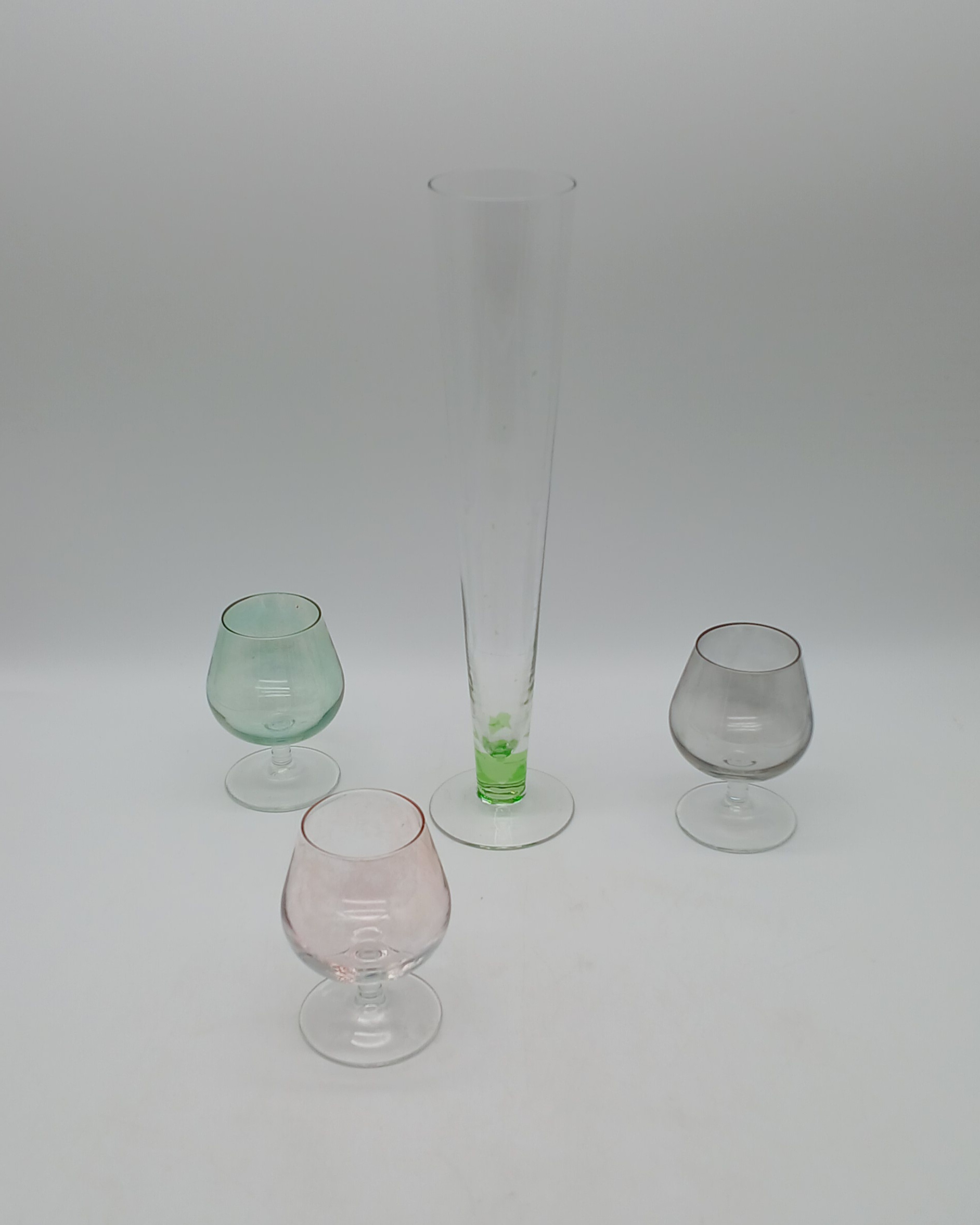 Voir photo 3 de Lot petite tablée - Vin : verres à vin colorés irisés - porte bouteille en métal tressé - et vase Lot petite tablée - Vin : verres à vin colorés irisés - porte bouteille en métal tressé - et vase Très bon état reconditionné photo 3