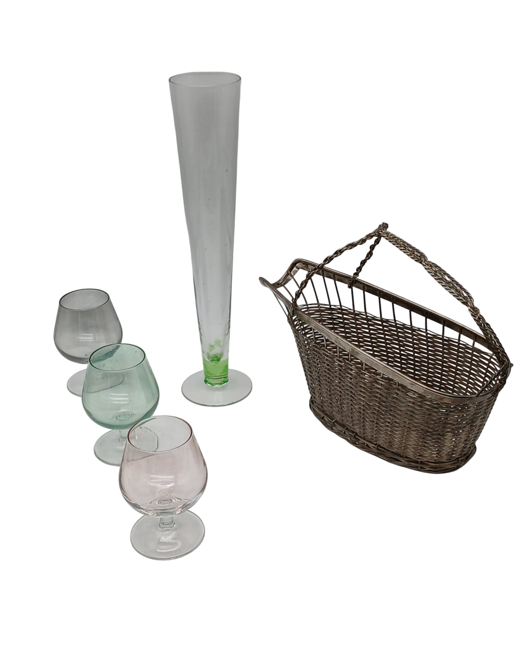 Lot petite tablée - Vin : verres à vin colorés irisés - porte bouteille en métal tressé - et vase Très bon état - 13,50 € Lot petite tablée - Vin : verres à vin colorés irisés - porte bouteille en métal tressé - et vase Très bon état reconditionné disponible sur Label Emmaüs