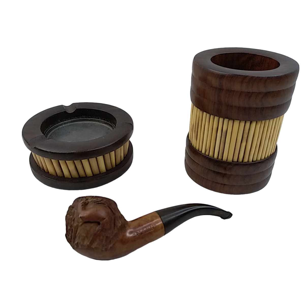Lot : pipe sclutptée MONN, boîte à cigares et cendrier bois Bon état - 45,00 € Lot : pipe sclutptée MONN, boîte à cigares et cendrier bois Bon état reconditionné disponible sur Label Emmaüs