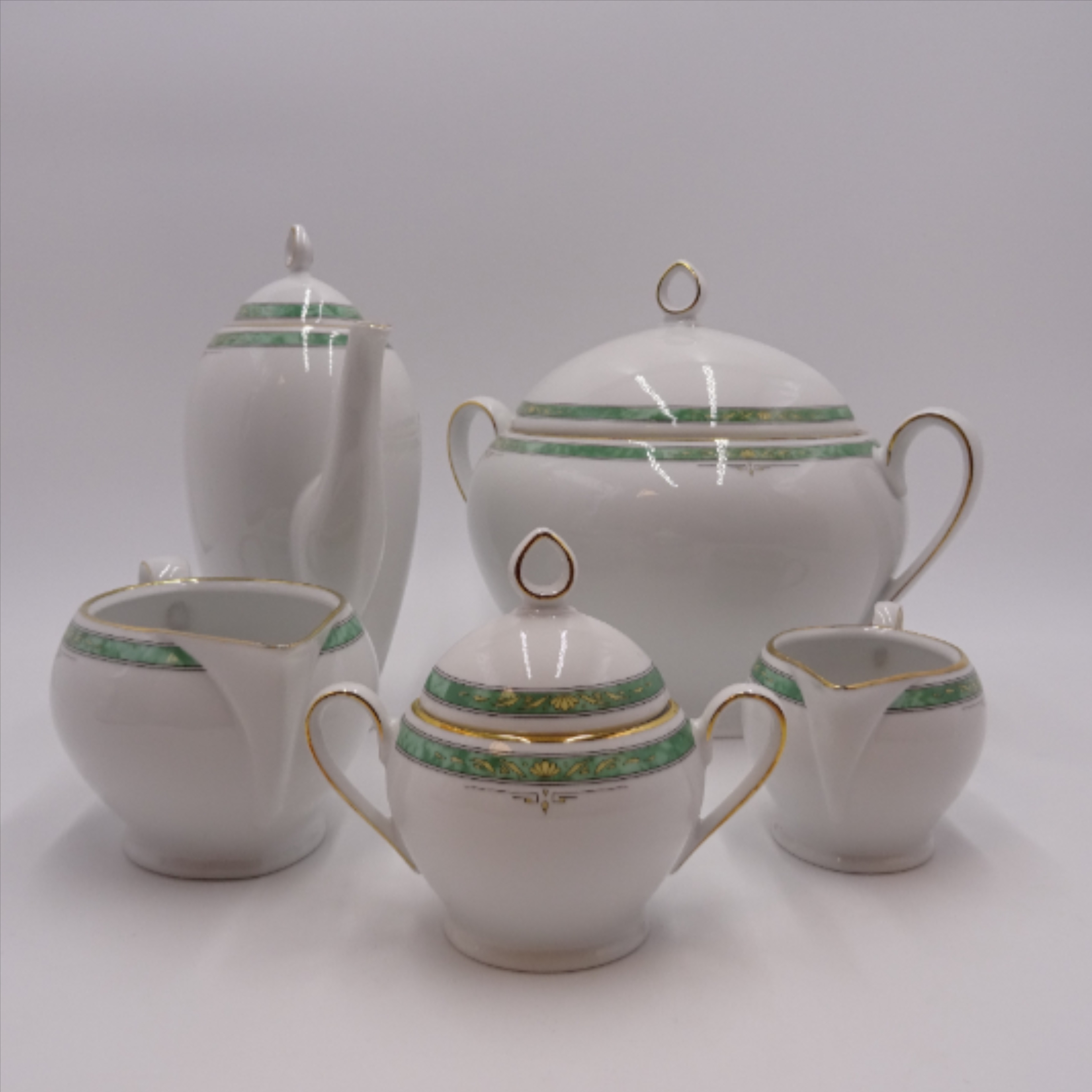 Voir photo 2 de Lot porcelaine allemande ESCHANBACH ( soupière, cafetière ,pot de crème, pot de lait et sucrier" Lot porcelaine allemande ESCHANBACH ( soupière, cafetière ,pot de crème, pot de lait et sucrier" Bon état reconditionné photo 2