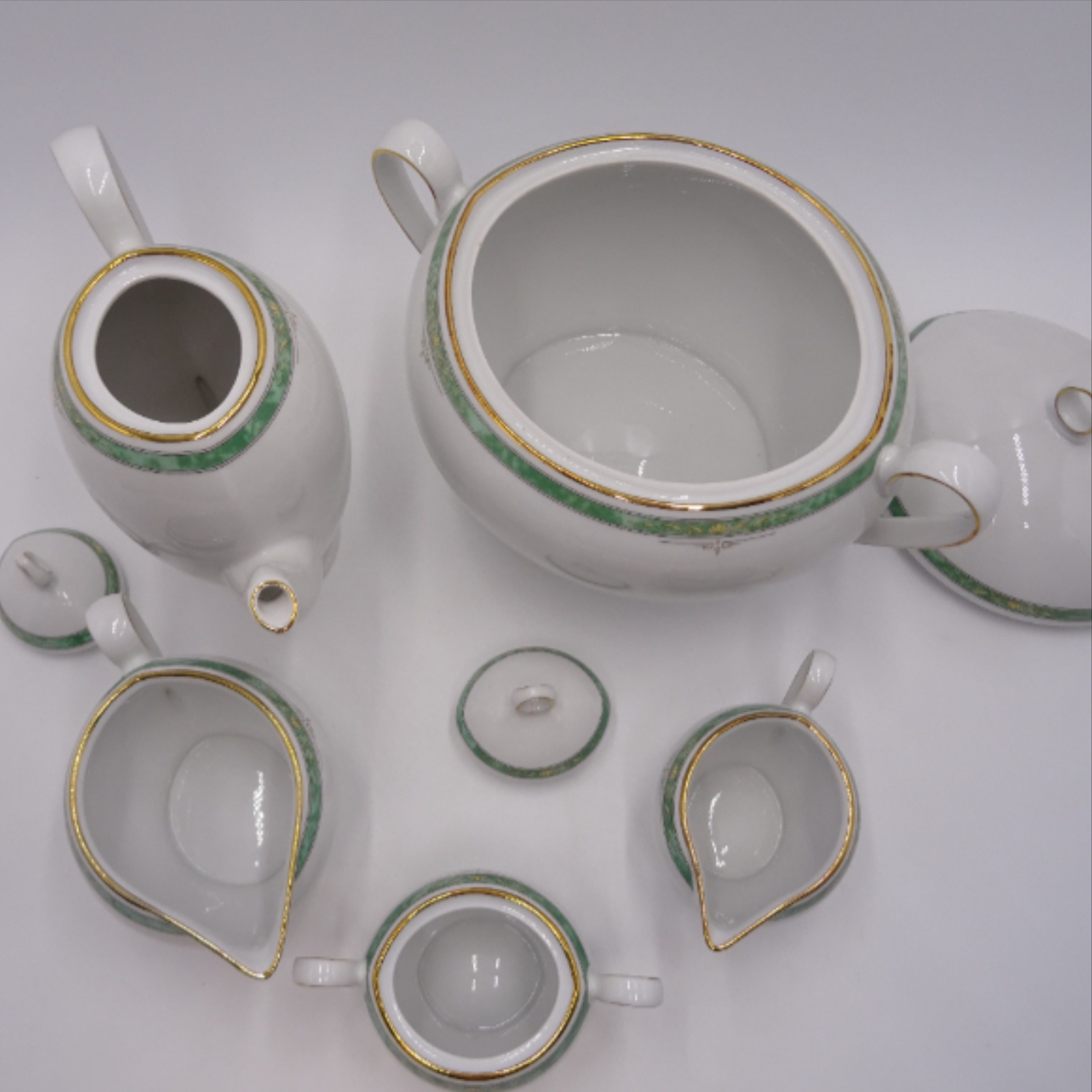 Voir photo 3 de Lot porcelaine allemande ESCHANBACH ( soupière, cafetière ,pot de crème, pot de lait et sucrier" Lot porcelaine allemande ESCHANBACH ( soupière, cafetière ,pot de crème, pot de lait et sucrier" Bon état reconditionné photo 3