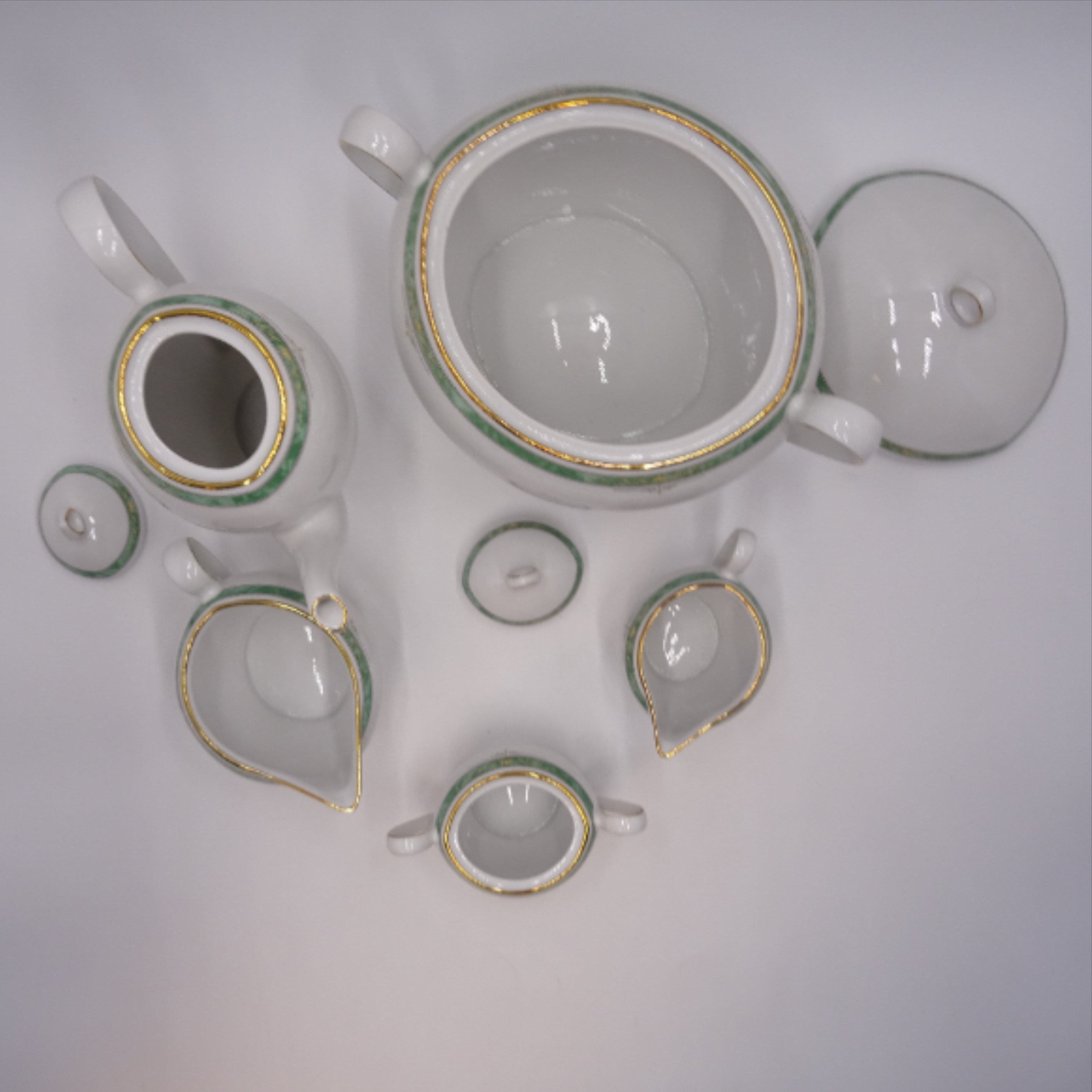 Voir photo 5 de Lot porcelaine allemande ESCHANBACH ( soupière, cafetière ,pot de crème, pot de lait et sucrier" Lot porcelaine allemande ESCHANBACH ( soupière, cafetière ,pot de crème, pot de lait et sucrier" Bon état reconditionné photo 5