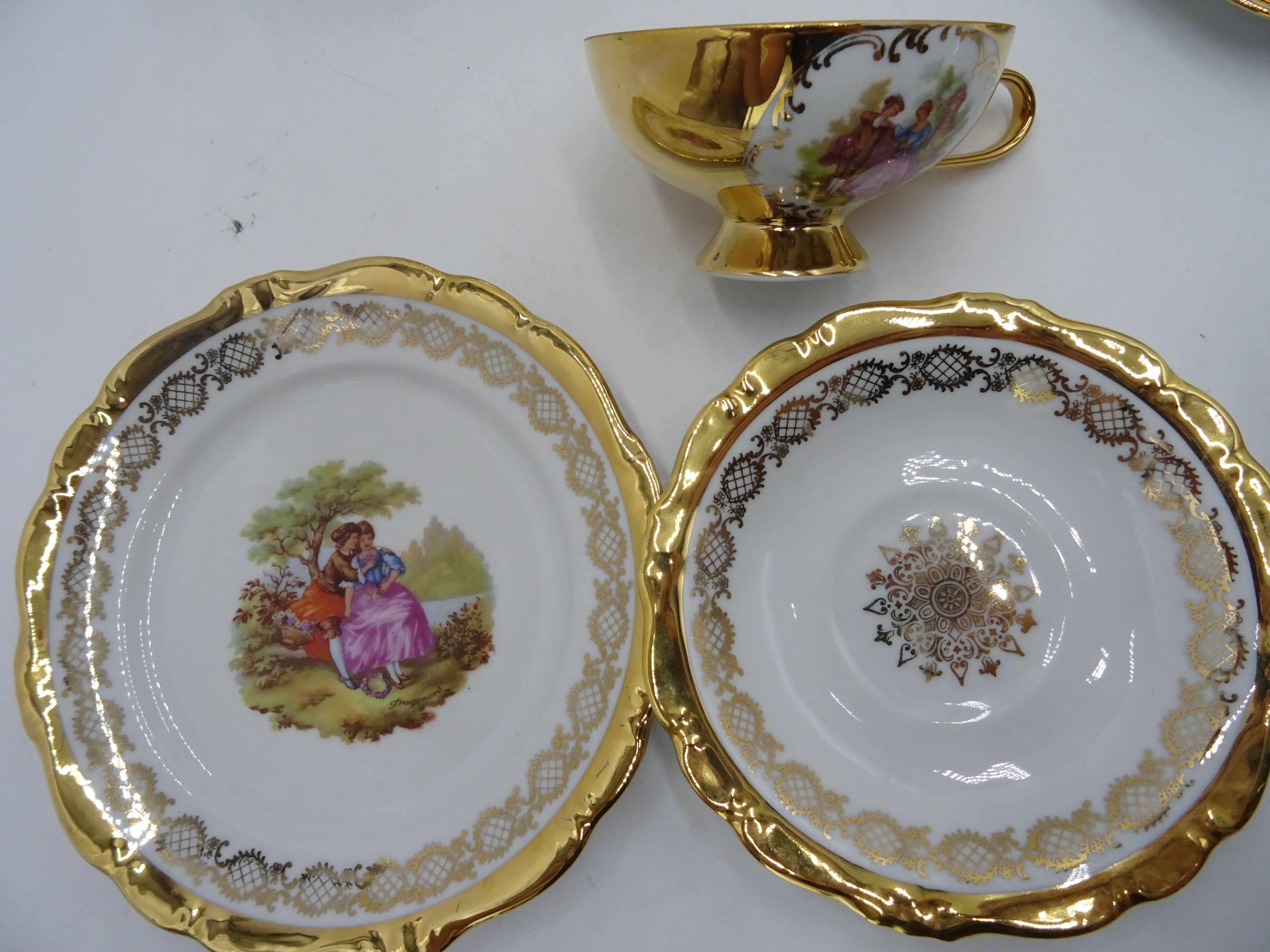 Voir photo 4 de Lot service à thé (2 tasses et soucoupes et assiette à biscuit) + 2 assiettes décoratives "Gloria" Lot service à thé (2 tasses et soucoupes et assiette à biscuit) + 2 assiettes décoratives "Gloria" reconditionné photo 4