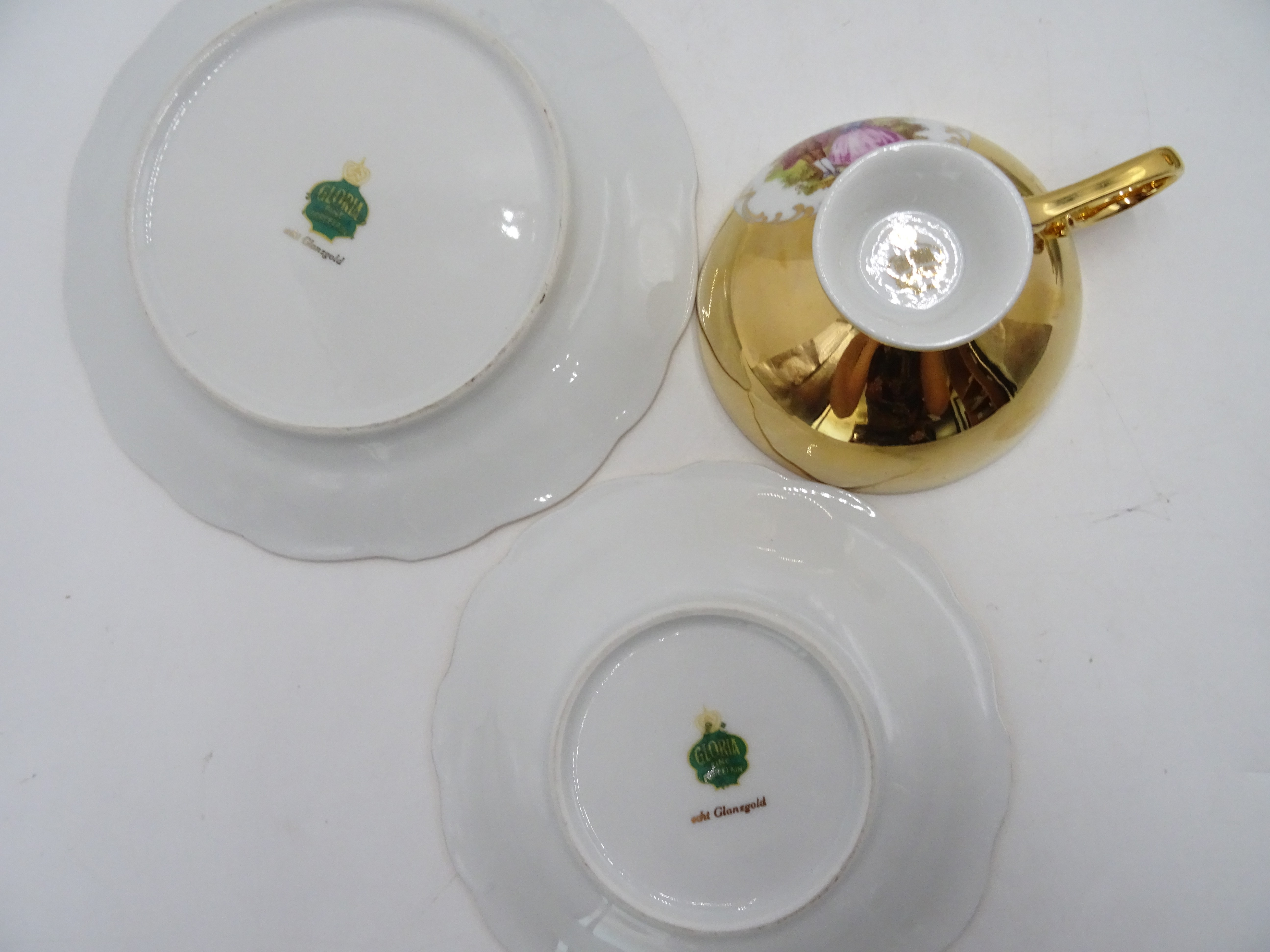 Voir photo 9 de Lot service à thé (2 tasses et soucoupes et assiette à biscuit) + 2 assiettes décoratives "Gloria" Lot service à thé (2 tasses et soucoupes et assiette à biscuit) + 2 assiettes décoratives "Gloria" reconditionné photo 9