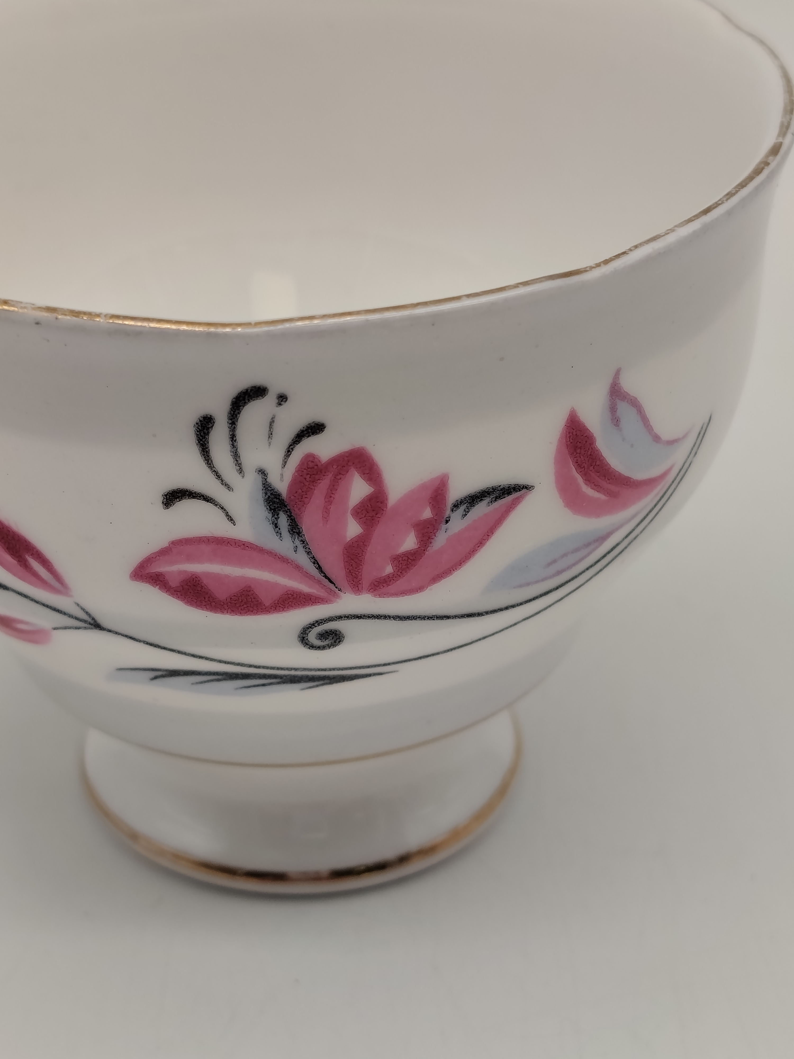 Voir photo 12 de Lot Service à thé en porcelaine anglaise 1950 - 1960 et Pichet en faïence de Quimper Lot Service à thé en porcelaine anglaise 1950 - 1960 et Pichet en faïence de Quimper reconditionné photo 12
