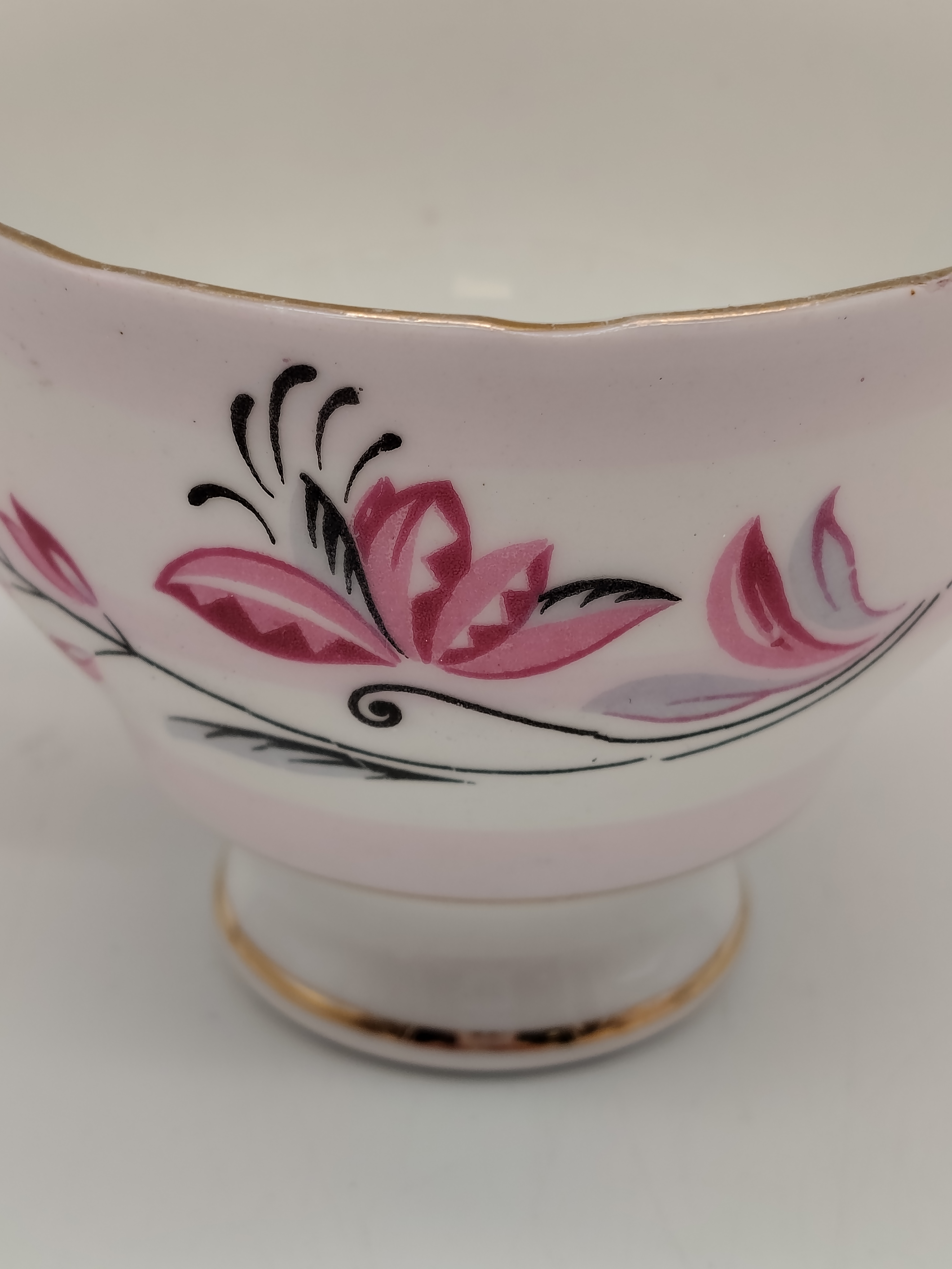 Voir photo 13 de Lot Service à thé en porcelaine anglaise 1950 - 1960 et Pichet en faïence de Quimper Lot Service à thé en porcelaine anglaise 1950 - 1960 et Pichet en faïence de Quimper reconditionné photo 13