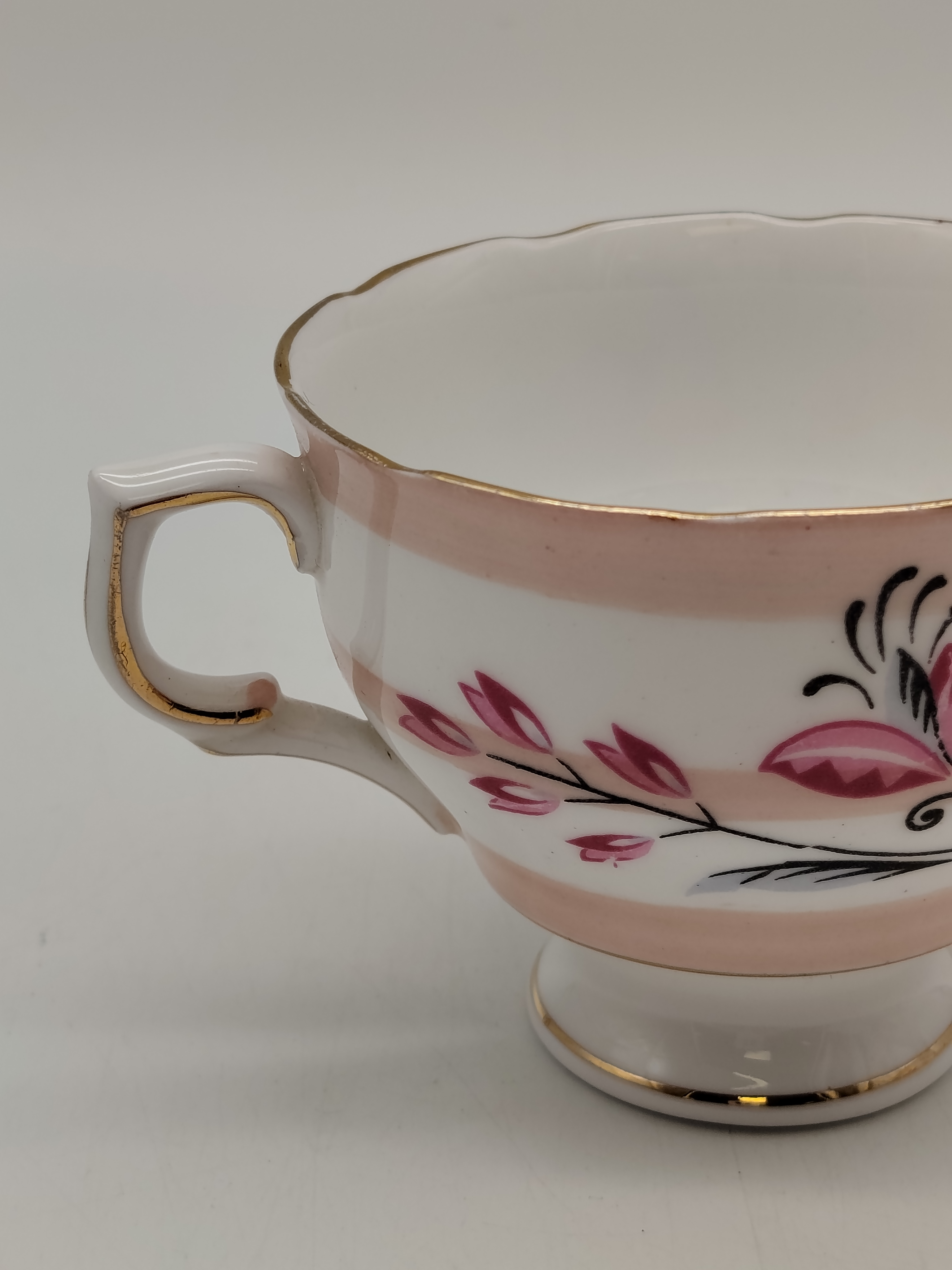 Voir photo 14 de Lot Service à thé en porcelaine anglaise 1950 - 1960 et Pichet en faïence de Quimper Lot Service à thé en porcelaine anglaise 1950 - 1960 et Pichet en faïence de Quimper reconditionné photo 14
