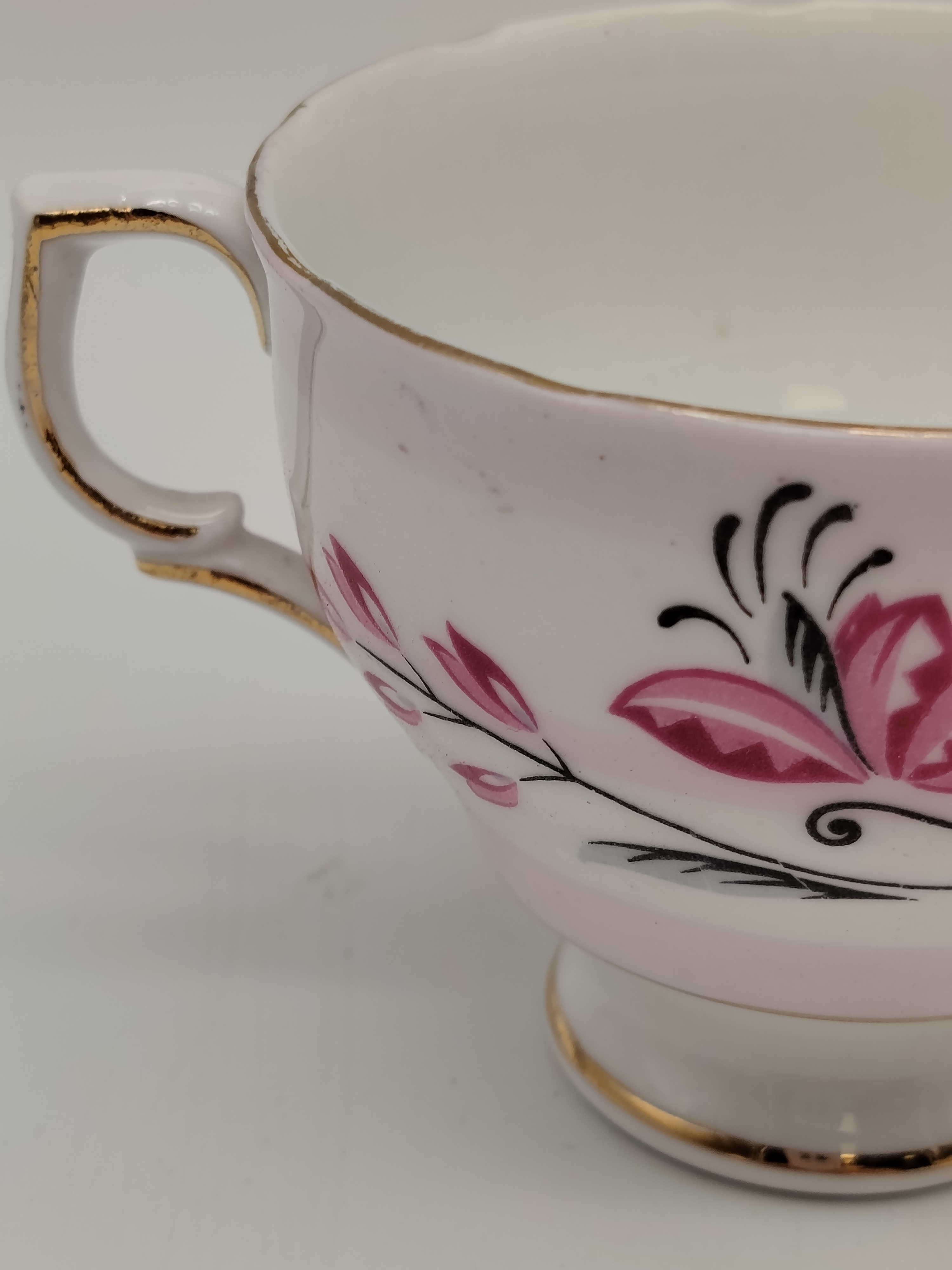 Voir photo 15 de Lot Service à thé en porcelaine anglaise 1950 - 1960 et Pichet en faïence de Quimper Lot Service à thé en porcelaine anglaise 1950 - 1960 et Pichet en faïence de Quimper reconditionné photo 15