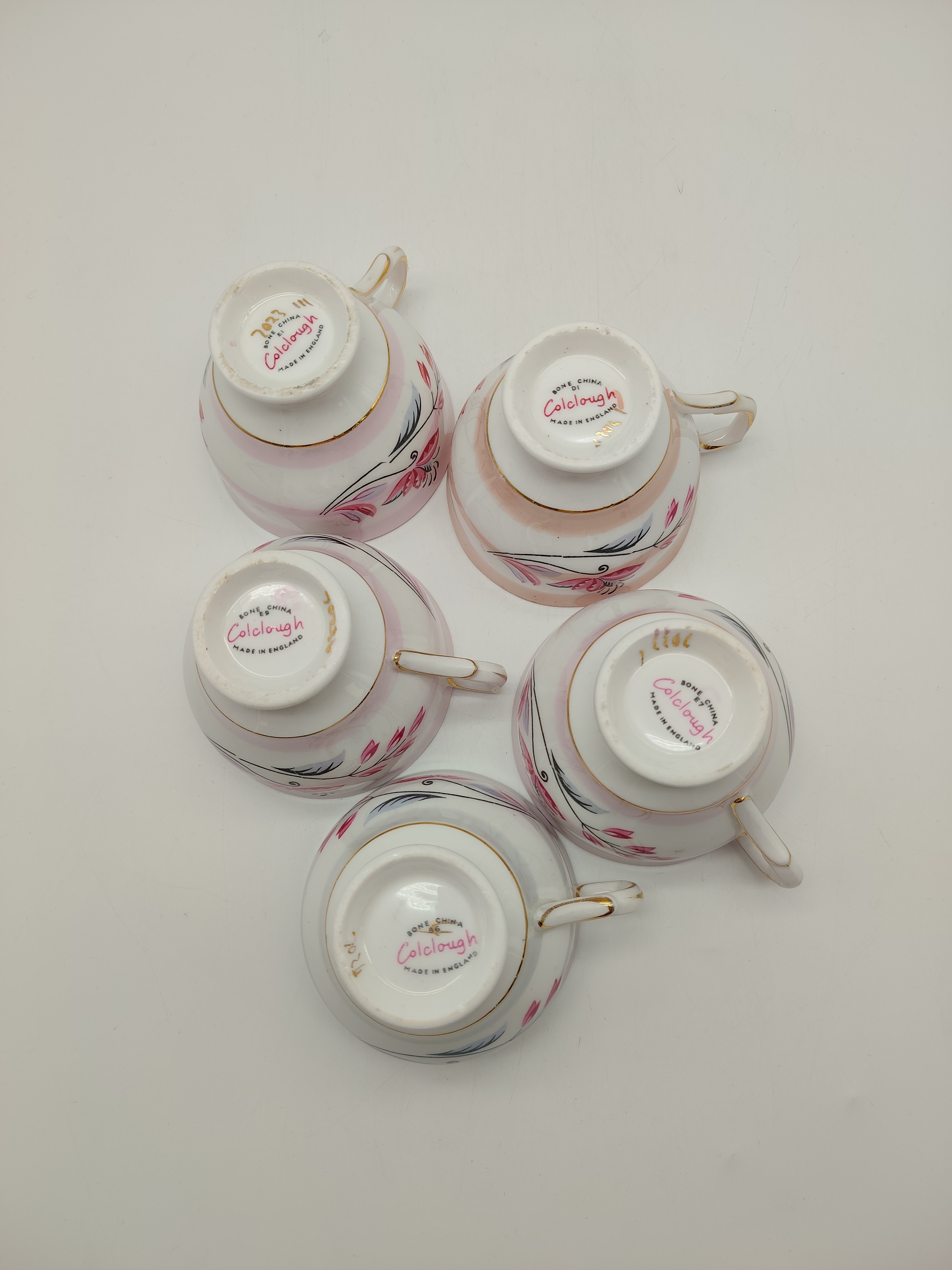 Voir photo 17 de Lot Service à thé en porcelaine anglaise 1950 - 1960 et Pichet en faïence de Quimper Lot Service à thé en porcelaine anglaise 1950 - 1960 et Pichet en faïence de Quimper reconditionné photo 17