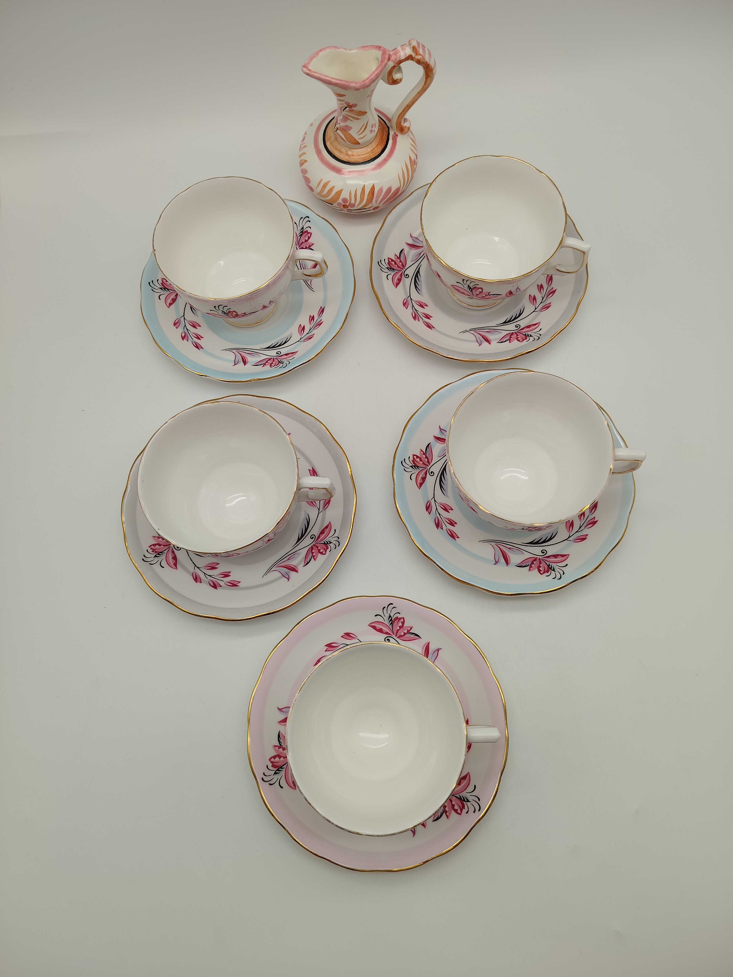 Voir photo 18 de Lot Service à thé en porcelaine anglaise 1950 - 1960 et Pichet en faïence de Quimper Lot Service à thé en porcelaine anglaise 1950 - 1960 et Pichet en faïence de Quimper reconditionné photo 18