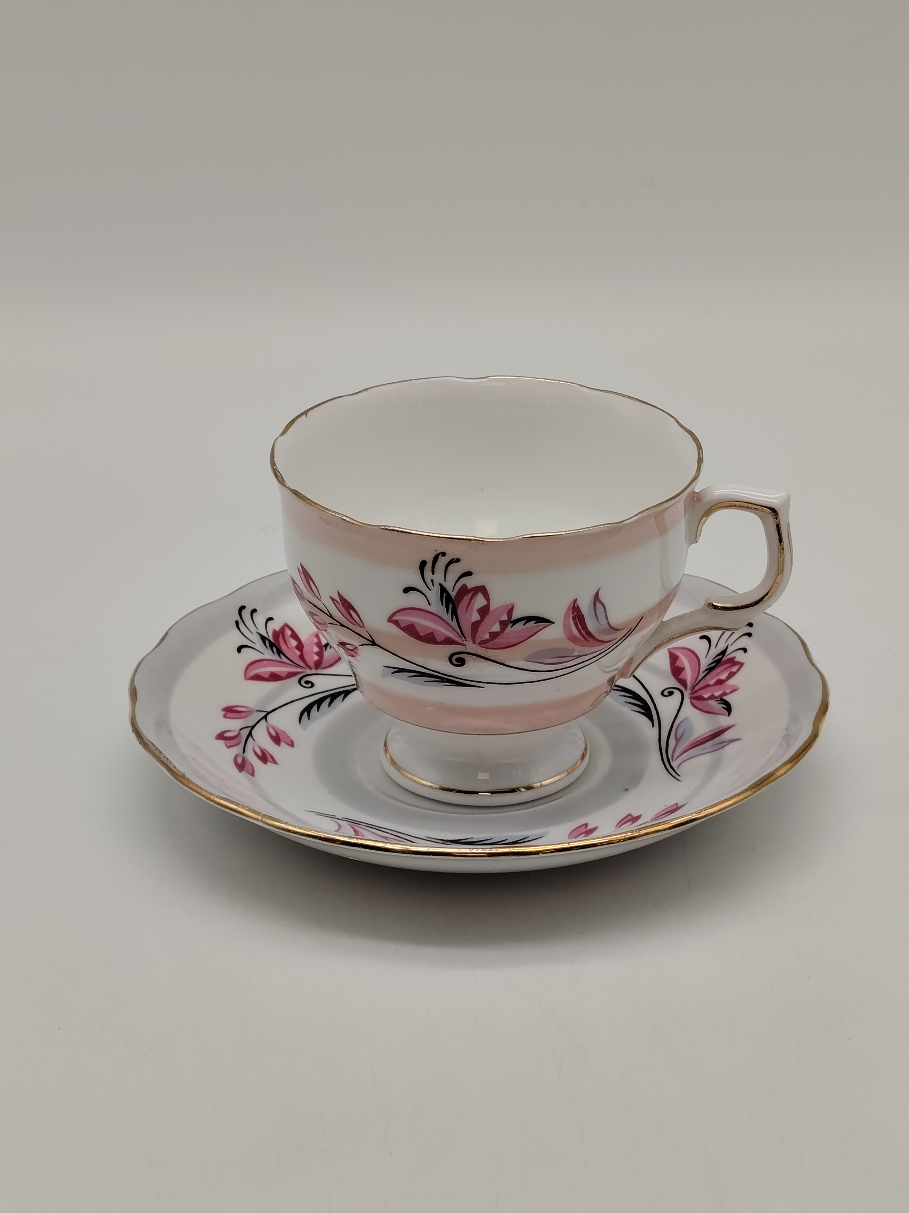 Voir photo 2 de Lot Service à thé en porcelaine anglaise 1950 - 1960 et Pichet en faïence de Quimper Lot Service à thé en porcelaine anglaise 1950 - 1960 et Pichet en faïence de Quimper reconditionné photo 2