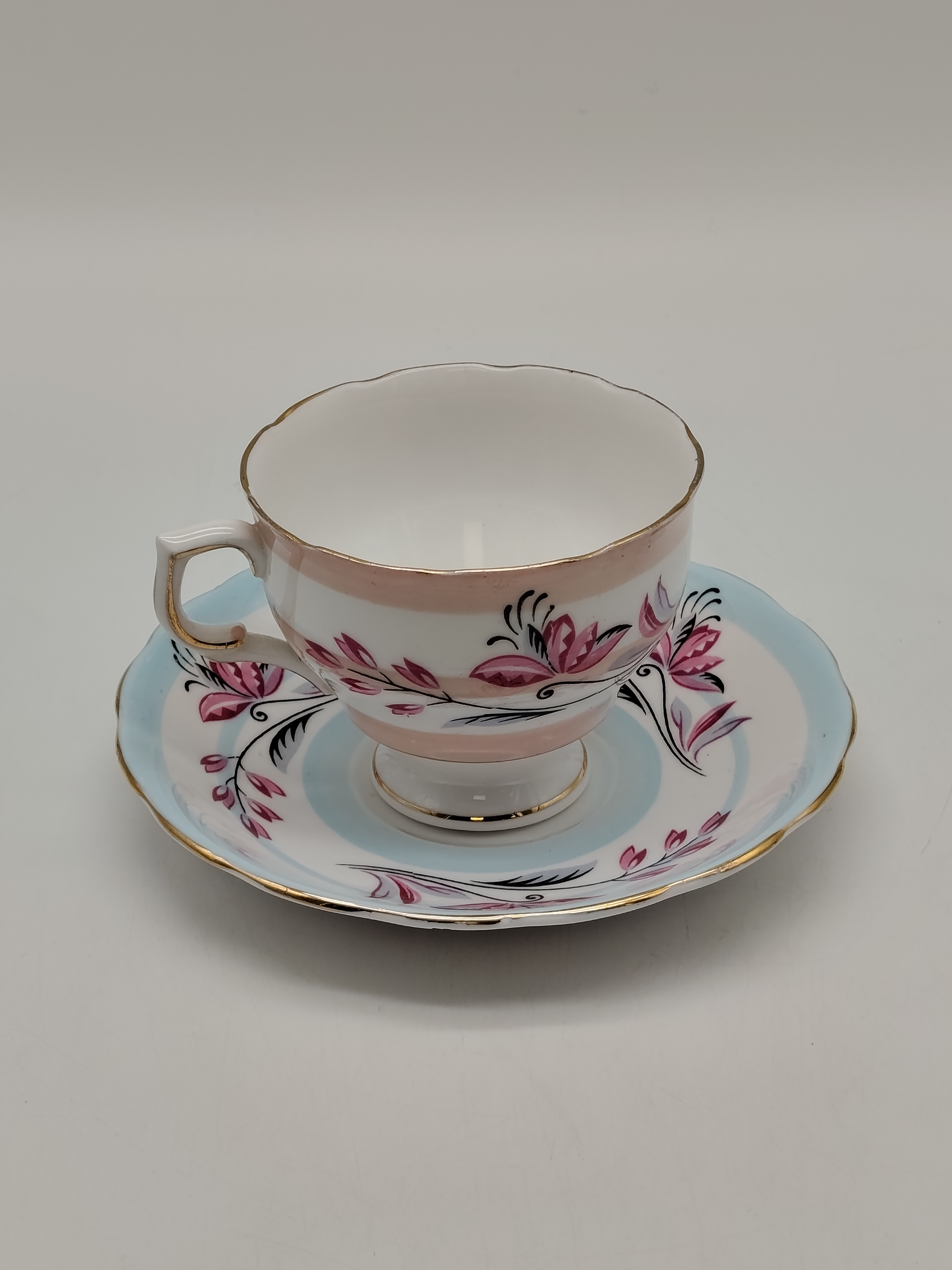 Voir photo 4 de Lot Service à thé en porcelaine anglaise 1950 - 1960 et Pichet en faïence de Quimper Lot Service à thé en porcelaine anglaise 1950 - 1960 et Pichet en faïence de Quimper reconditionné photo 4