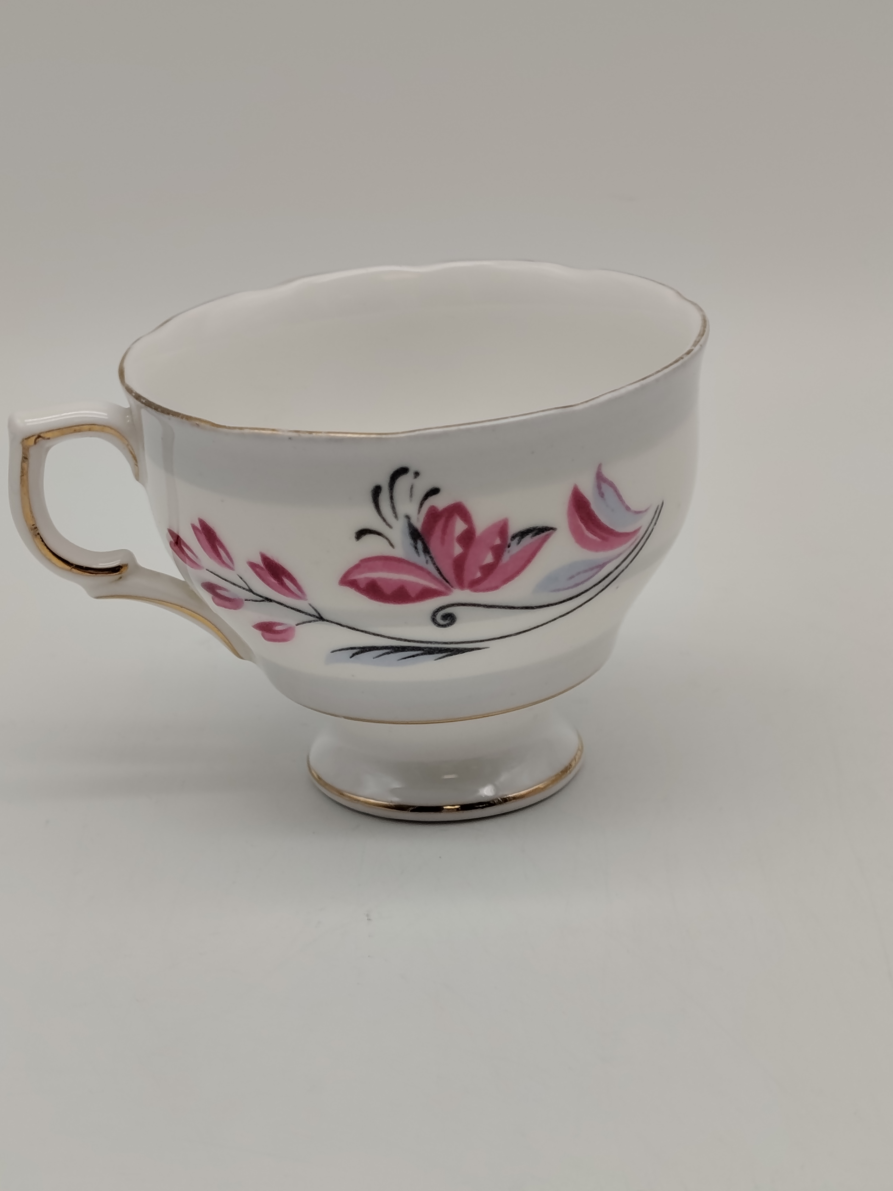 Voir photo 5 de Lot Service à thé en porcelaine anglaise 1950 - 1960 et Pichet en faïence de Quimper Lot Service à thé en porcelaine anglaise 1950 - 1960 et Pichet en faïence de Quimper reconditionné photo 5
