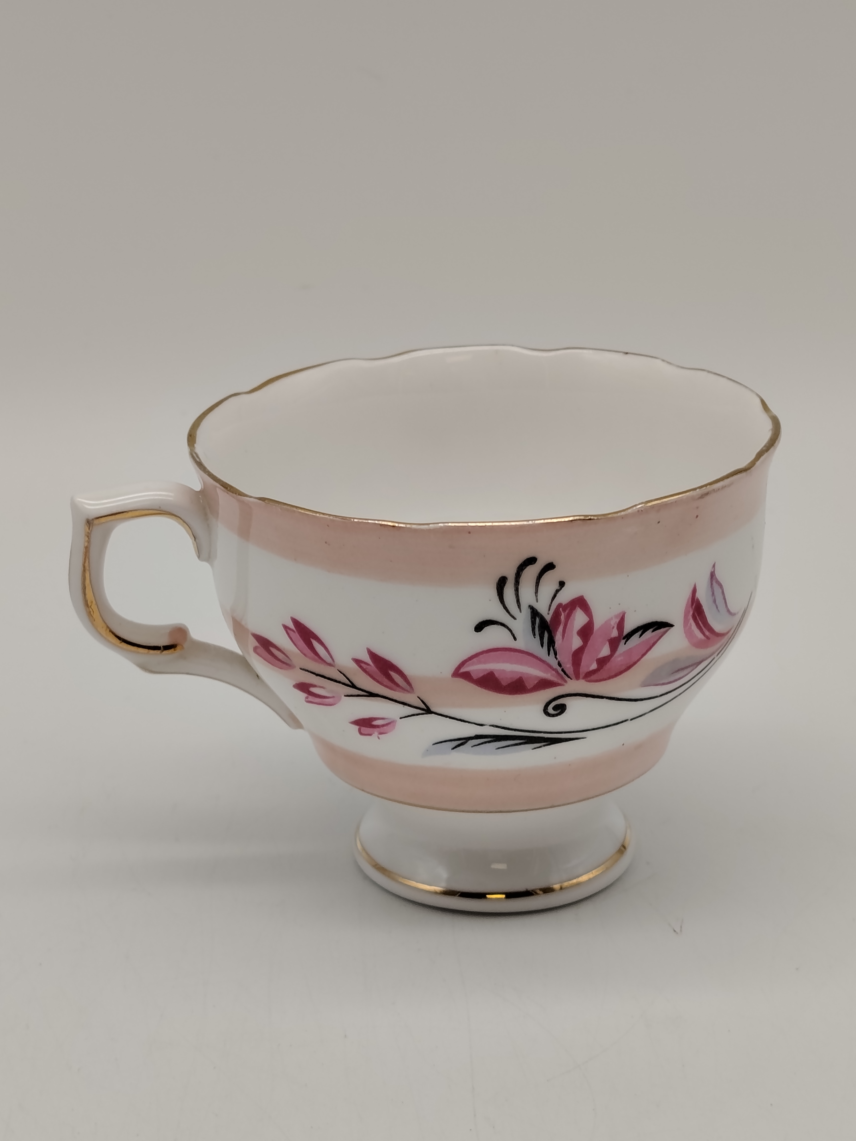 Voir photo 6 de Lot Service à thé en porcelaine anglaise 1950 - 1960 et Pichet en faïence de Quimper Lot Service à thé en porcelaine anglaise 1950 - 1960 et Pichet en faïence de Quimper reconditionné photo 6