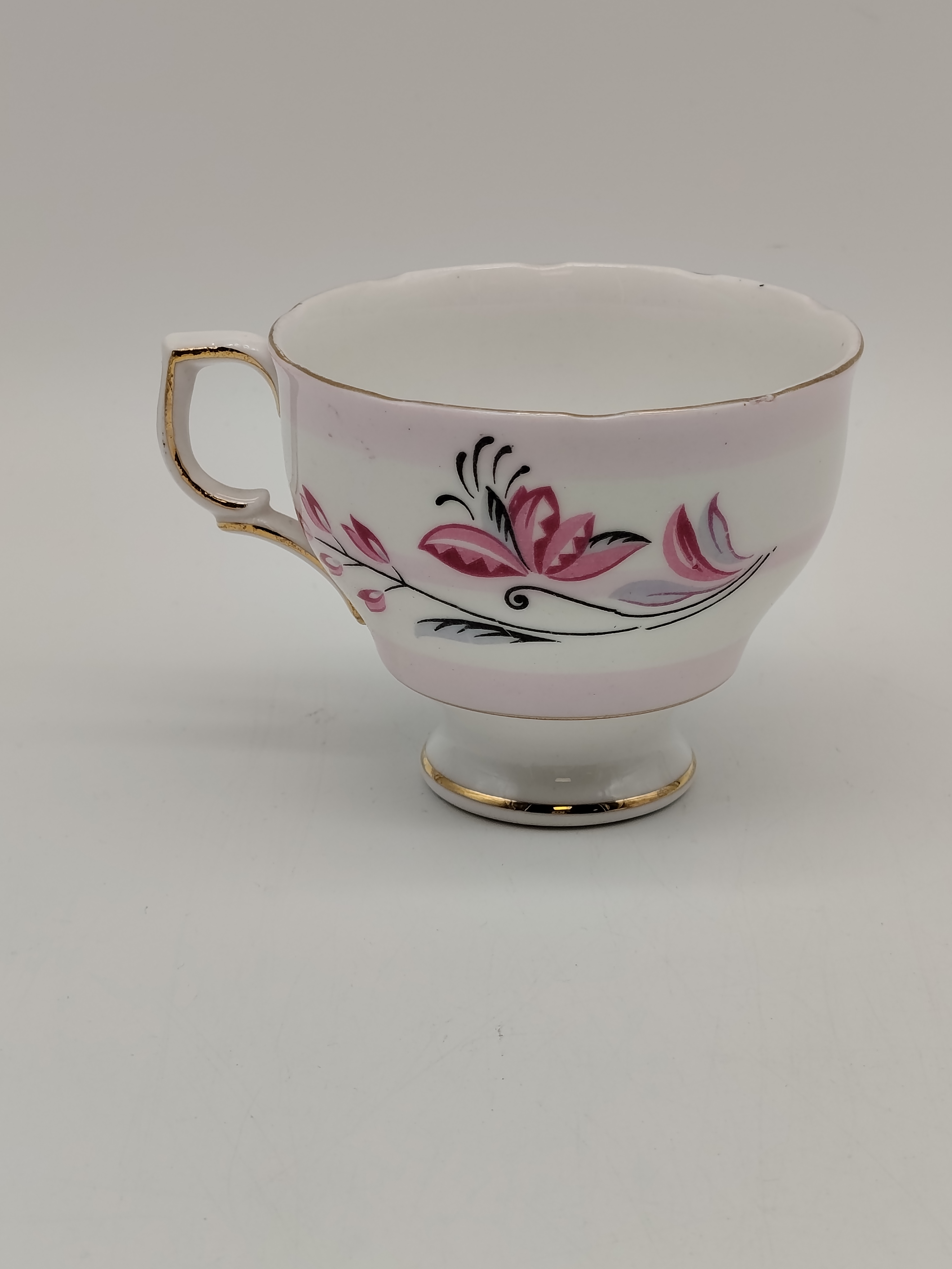 Voir photo 7 de Lot Service à thé en porcelaine anglaise 1950 - 1960 et Pichet en faïence de Quimper Lot Service à thé en porcelaine anglaise 1950 - 1960 et Pichet en faïence de Quimper reconditionné photo 7