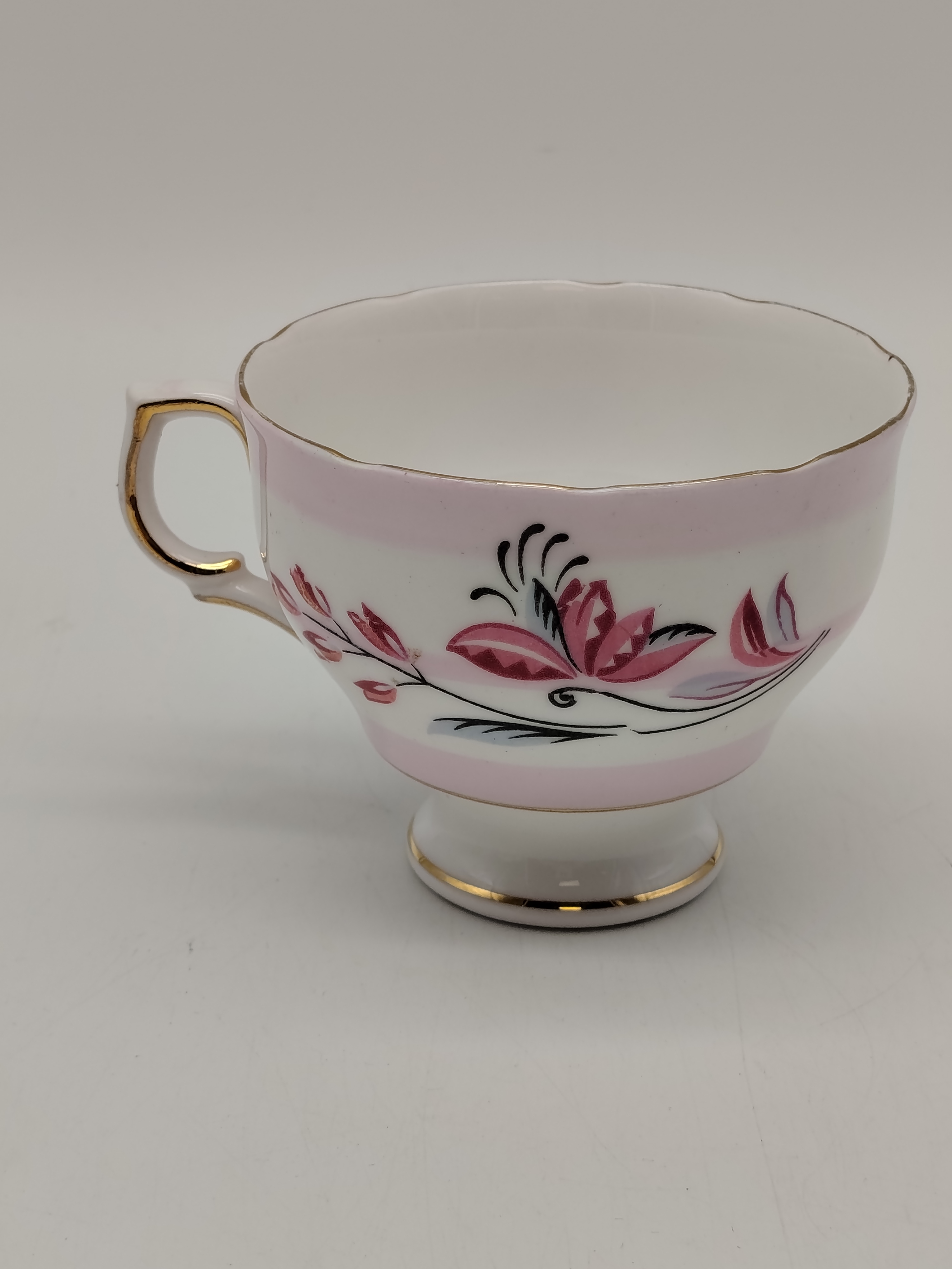 Voir photo 8 de Lot Service à thé en porcelaine anglaise 1950 - 1960 et Pichet en faïence de Quimper Lot Service à thé en porcelaine anglaise 1950 - 1960 et Pichet en faïence de Quimper reconditionné photo 8