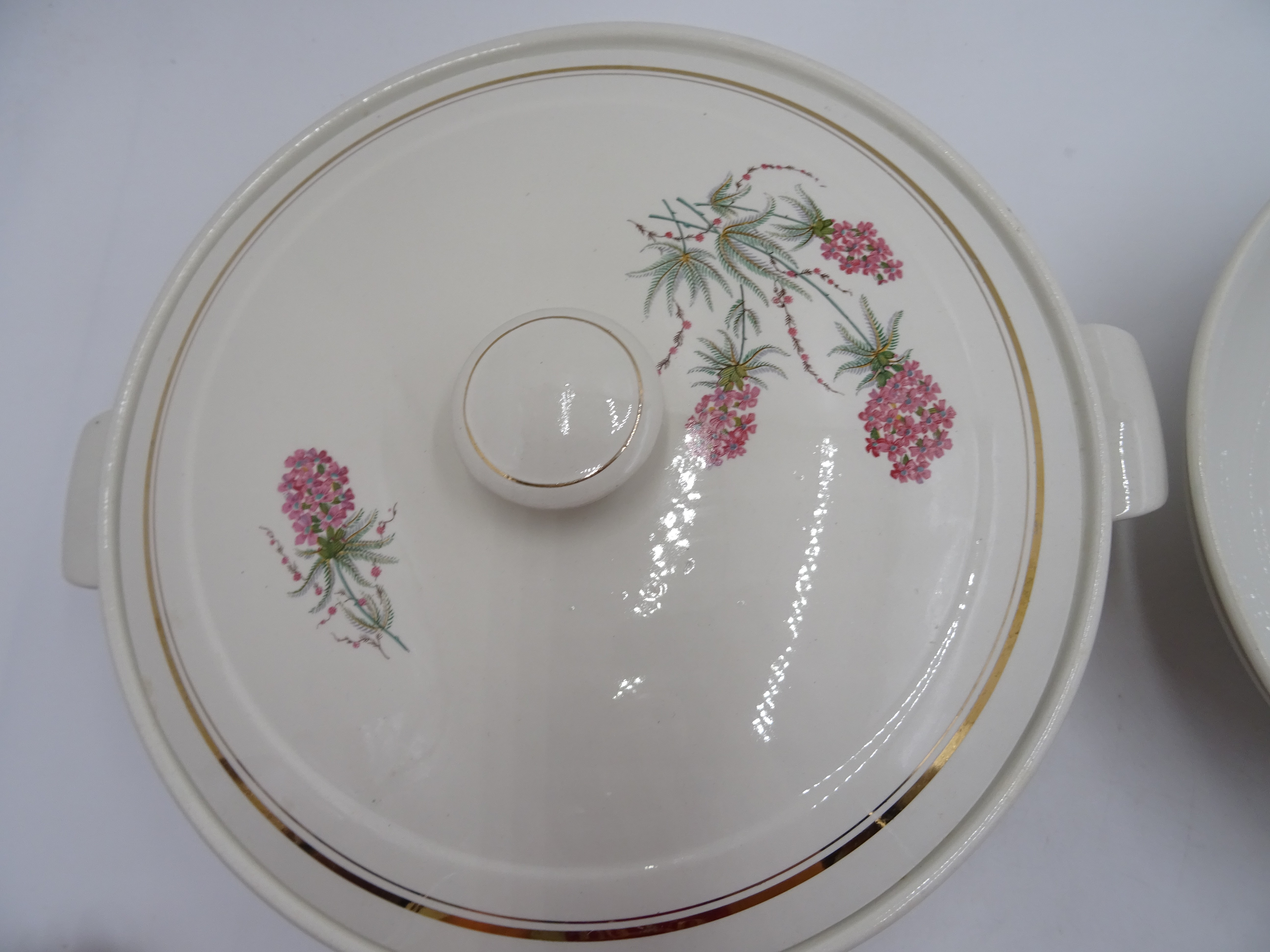 Voir photo 2 de Lot soupière + saladier motif floral "Moulin des Loups" Lot soupière + saladier motif floral "Moulin des Loups" Bon état reconditionné photo 2