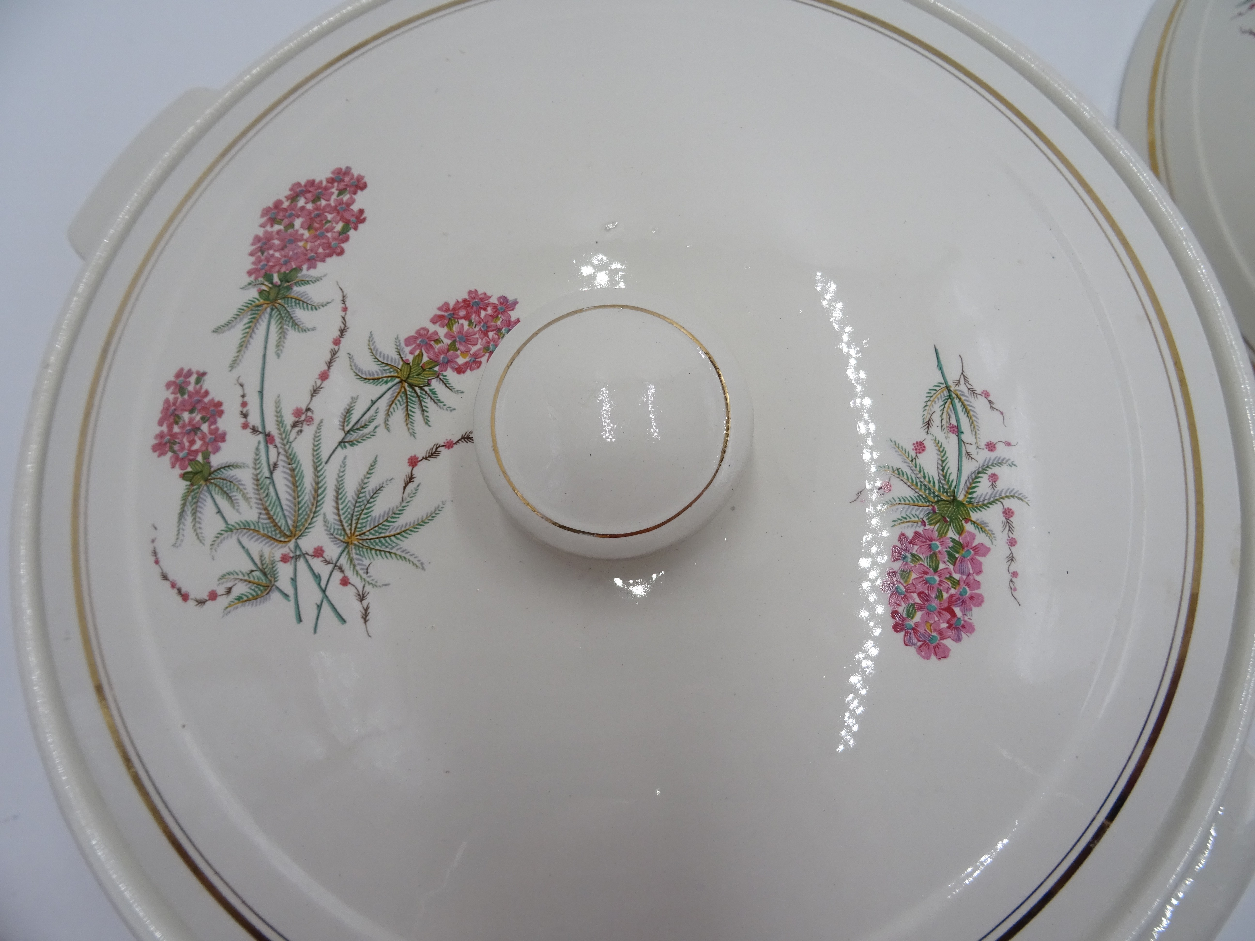 Voir photo 3 de Lot soupière + saladier motif floral "Moulin des Loups" Lot soupière + saladier motif floral "Moulin des Loups" Bon état reconditionné photo 3