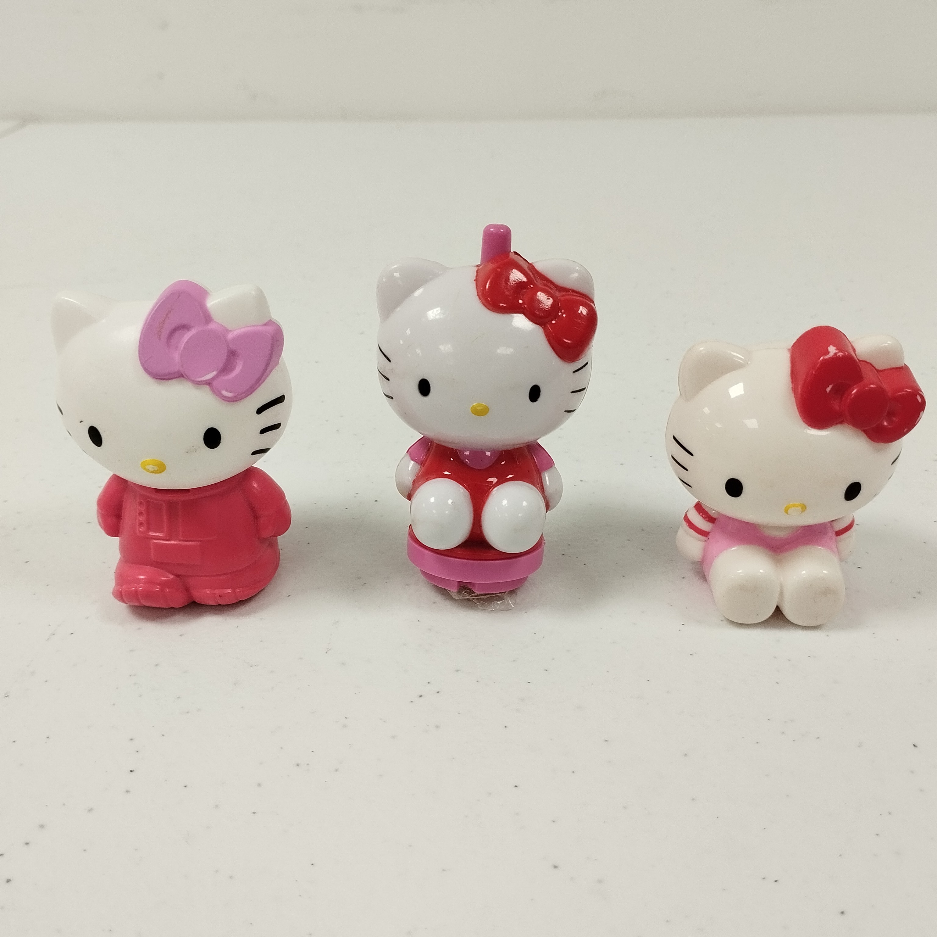 Voir photo 10 de Lot spécial Hello Kitty : 1 jeu de 54 cartes / 1 livre jeu / 10 figurines Lot spécial Hello Kitty : 1 jeu de 54 cartes / 1 livre jeu / 10 figurines reconditionné photo 10