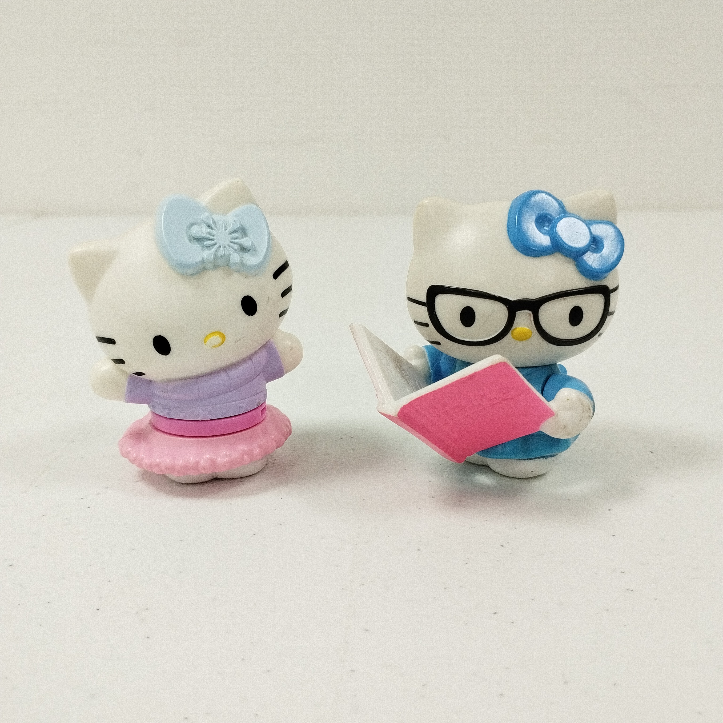 Voir photo 14 de Lot spécial Hello Kitty : 1 jeu de 54 cartes / 1 livre jeu / 10 figurines Lot spécial Hello Kitty : 1 jeu de 54 cartes / 1 livre jeu / 10 figurines reconditionné photo 14