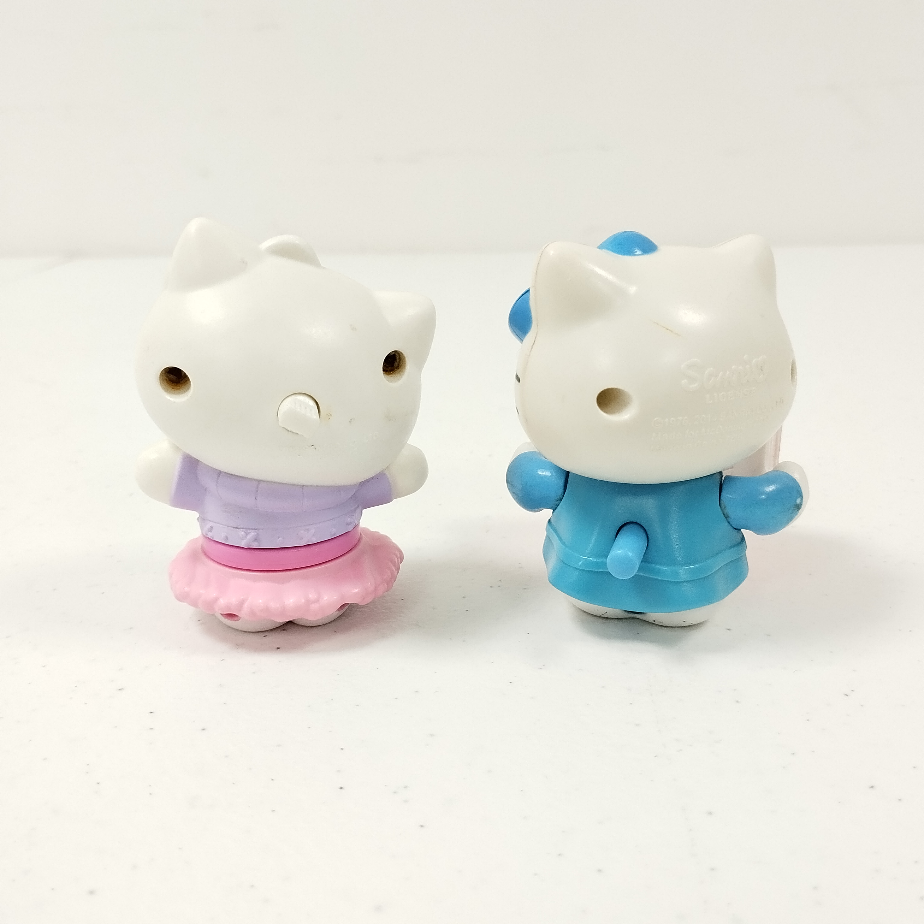 Voir photo 15 de Lot spécial Hello Kitty : 1 jeu de 54 cartes / 1 livre jeu / 10 figurines Lot spécial Hello Kitty : 1 jeu de 54 cartes / 1 livre jeu / 10 figurines reconditionné photo 15