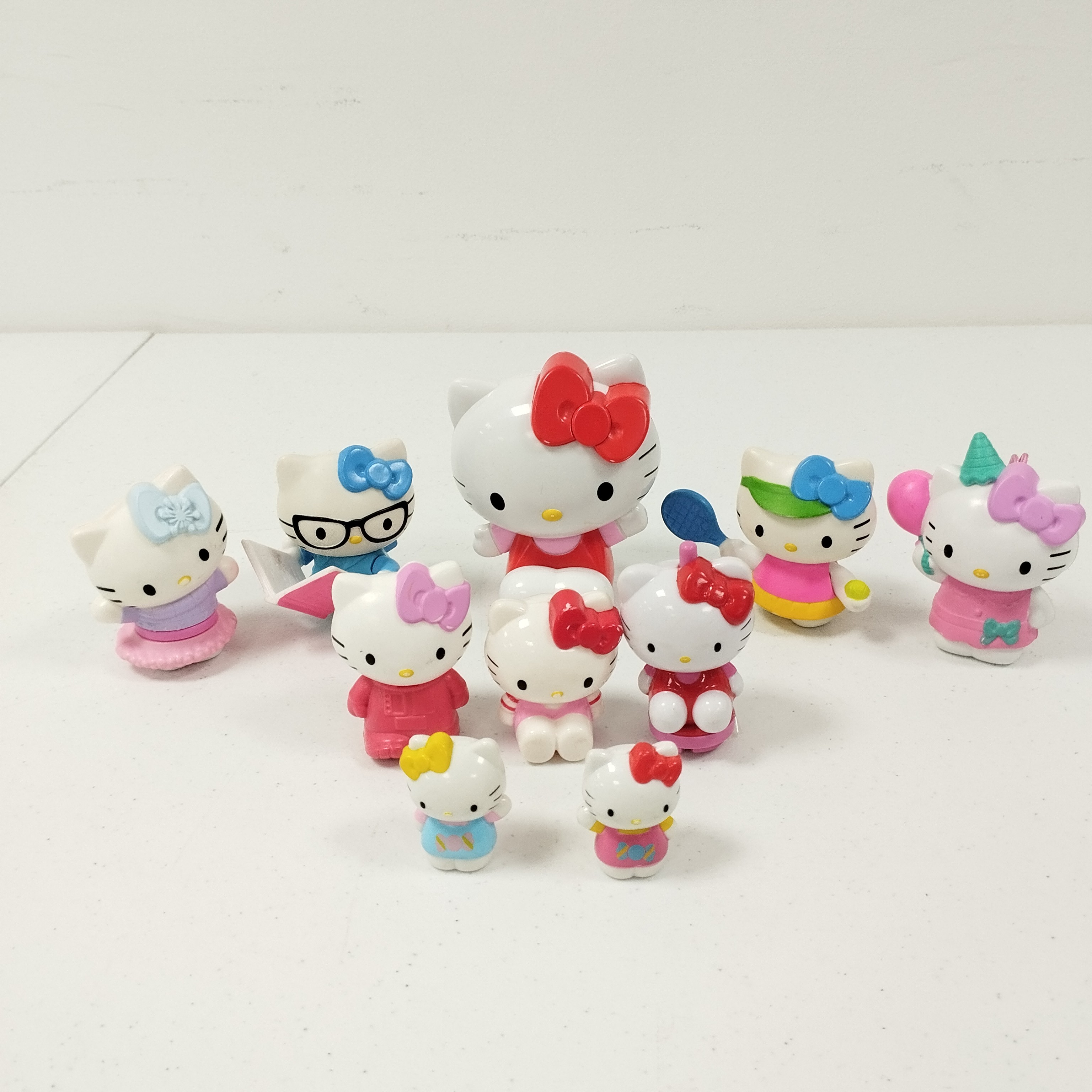 Voir photo 7 de Lot spécial Hello Kitty : 1 jeu de 54 cartes / 1 livre jeu / 10 figurines Lot spécial Hello Kitty : 1 jeu de 54 cartes / 1 livre jeu / 10 figurines reconditionné photo 7