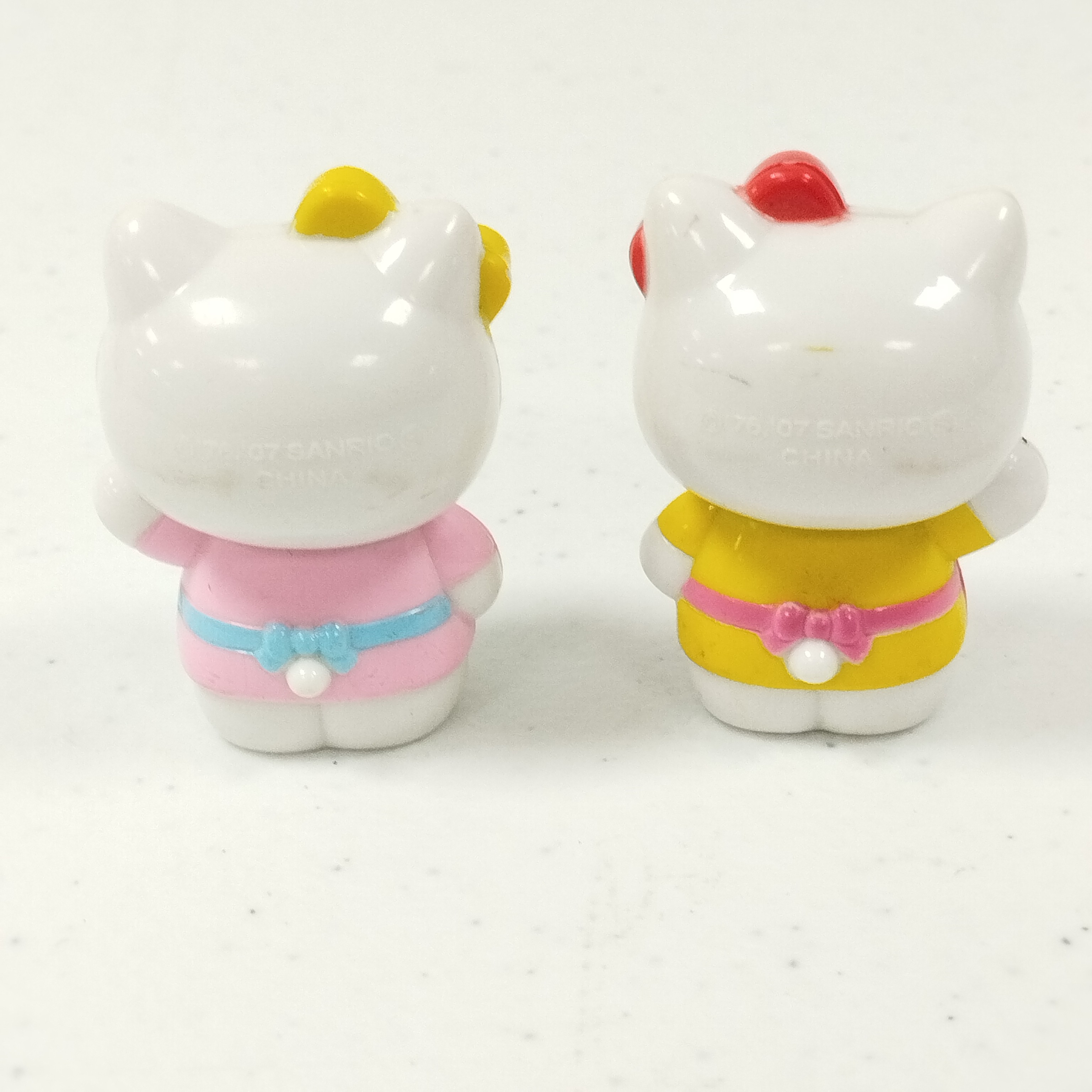 Voir photo 9 de Lot spécial Hello Kitty : 1 jeu de 54 cartes / 1 livre jeu / 10 figurines Lot spécial Hello Kitty : 1 jeu de 54 cartes / 1 livre jeu / 10 figurines reconditionné photo 9