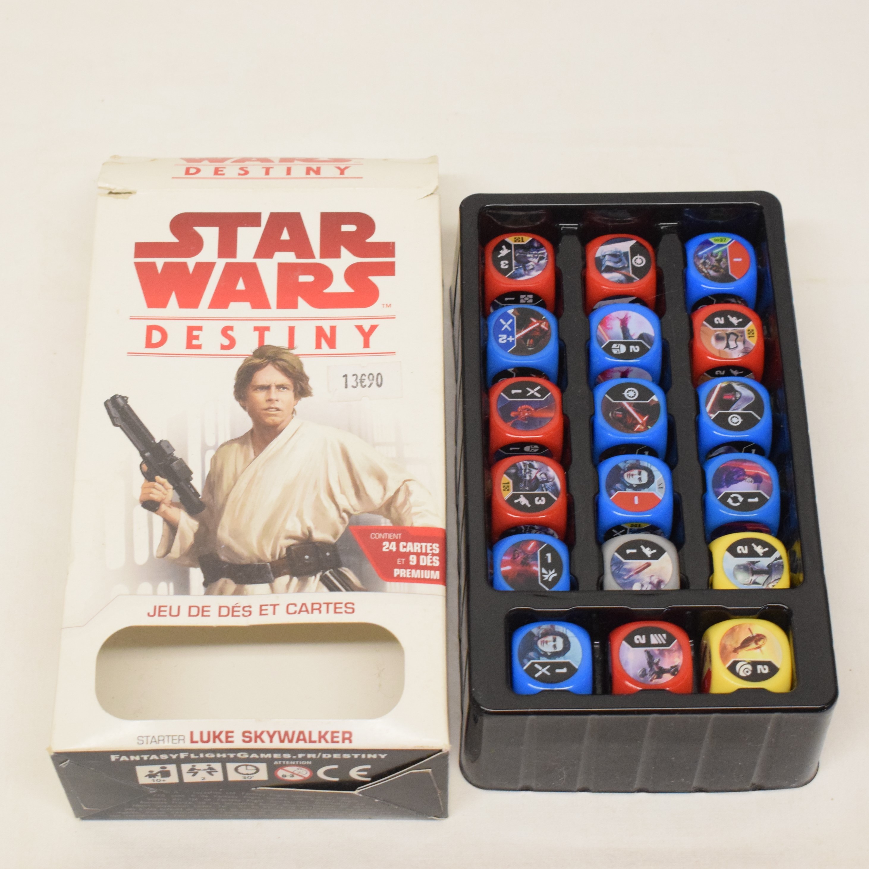 Voir photo 2 de Lot Star War Destiny avec deux boites de 18 dés un étui de transport et 68 cartes de jeux Lot Star War Destiny avec deux boites de 18 dés un étui de transport et 68 cartes de jeux État correct reconditionné photo 2